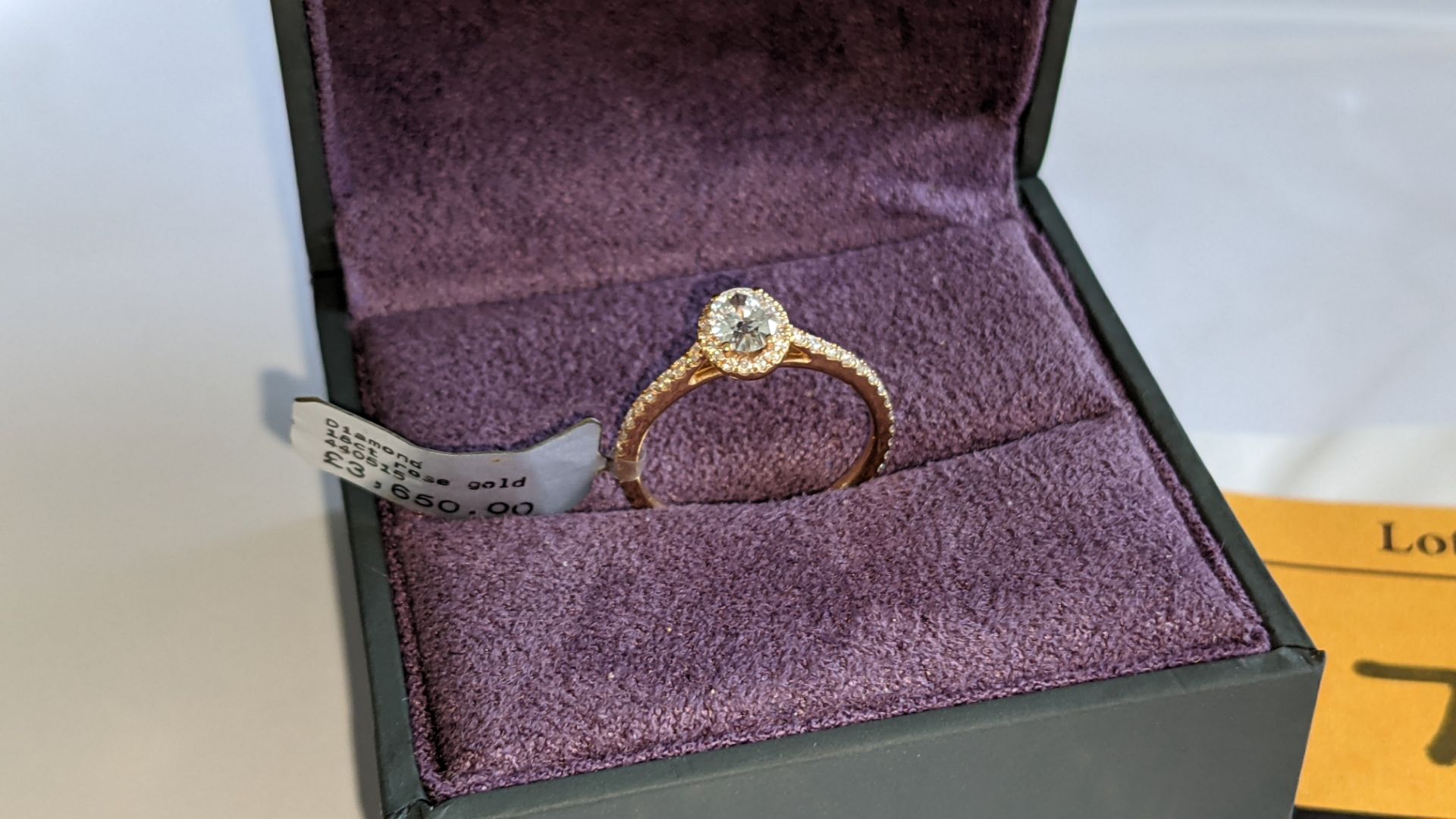 18ct rose gold ring with 0.40ct central stone & 0.43ct of additional stones around the central stone - Image 3 of 16