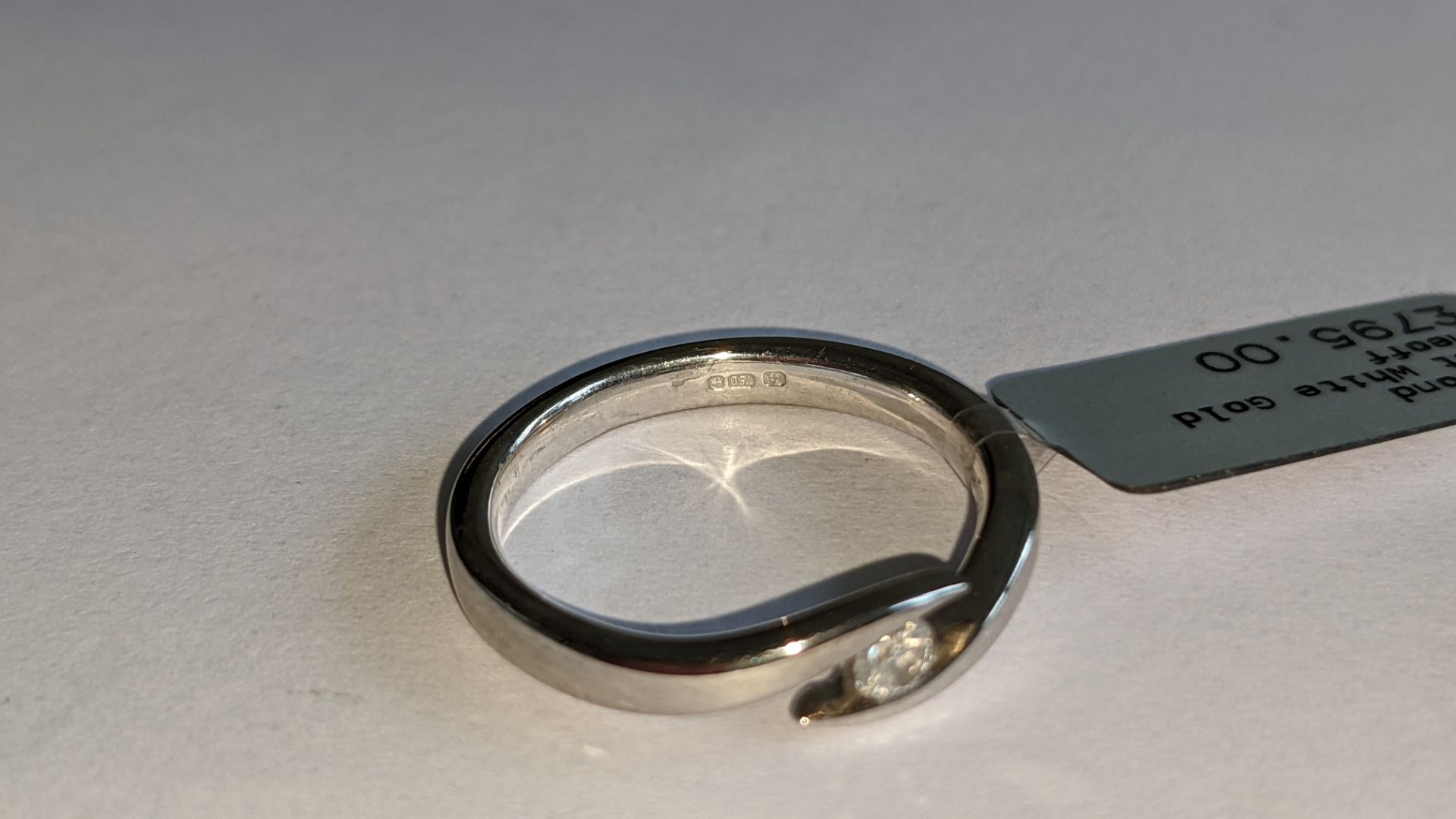 18ct white gold & diamond ring. RRP £795 - Image 11 of 20