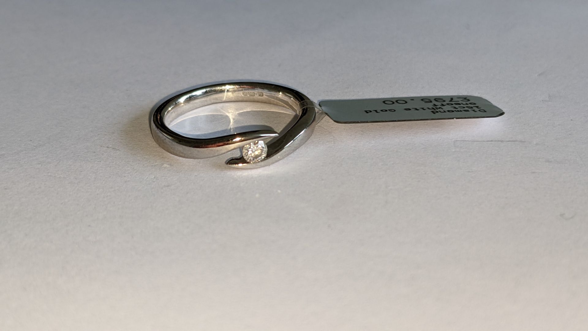 18ct white gold & diamond ring. RRP £795 - Image 10 of 20