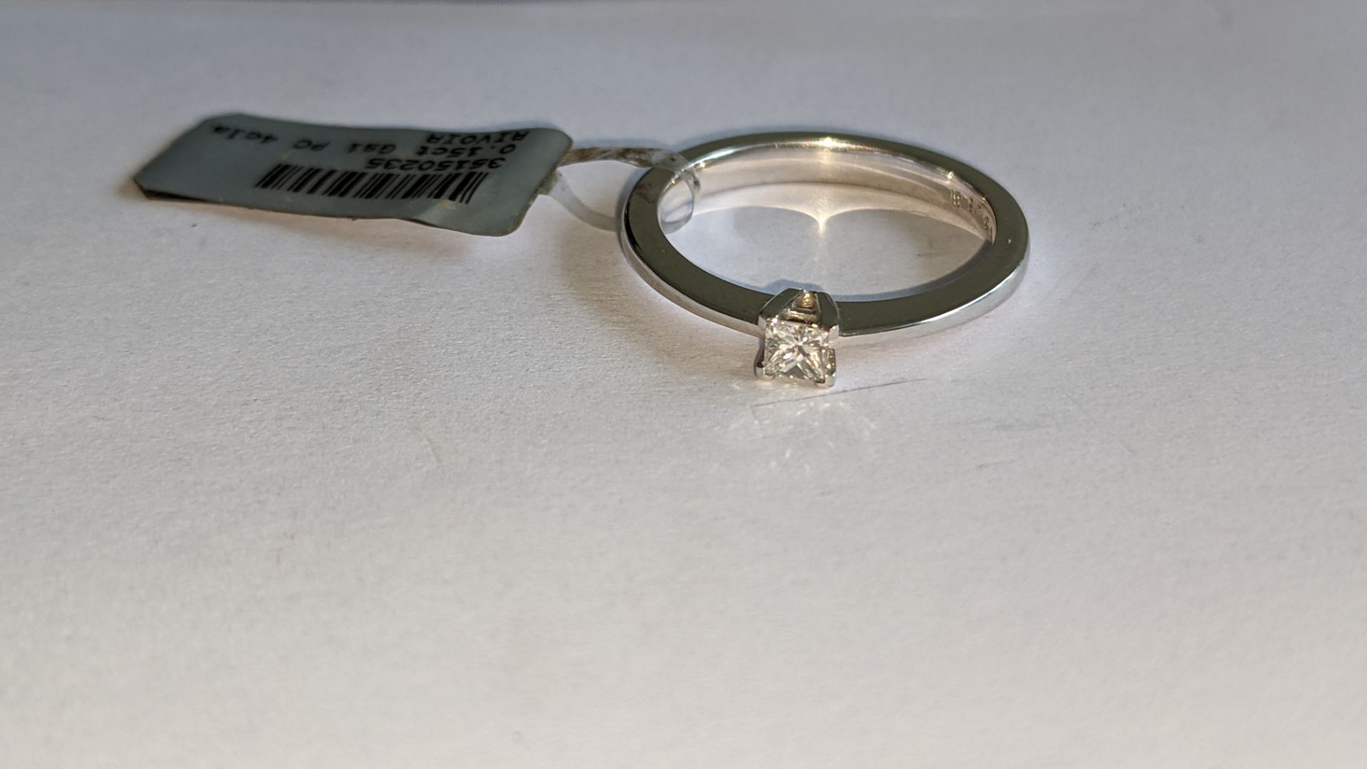 18ct white gold ring with 0.15ct G/Si central diamond. RRP £968 - Image 8 of 18