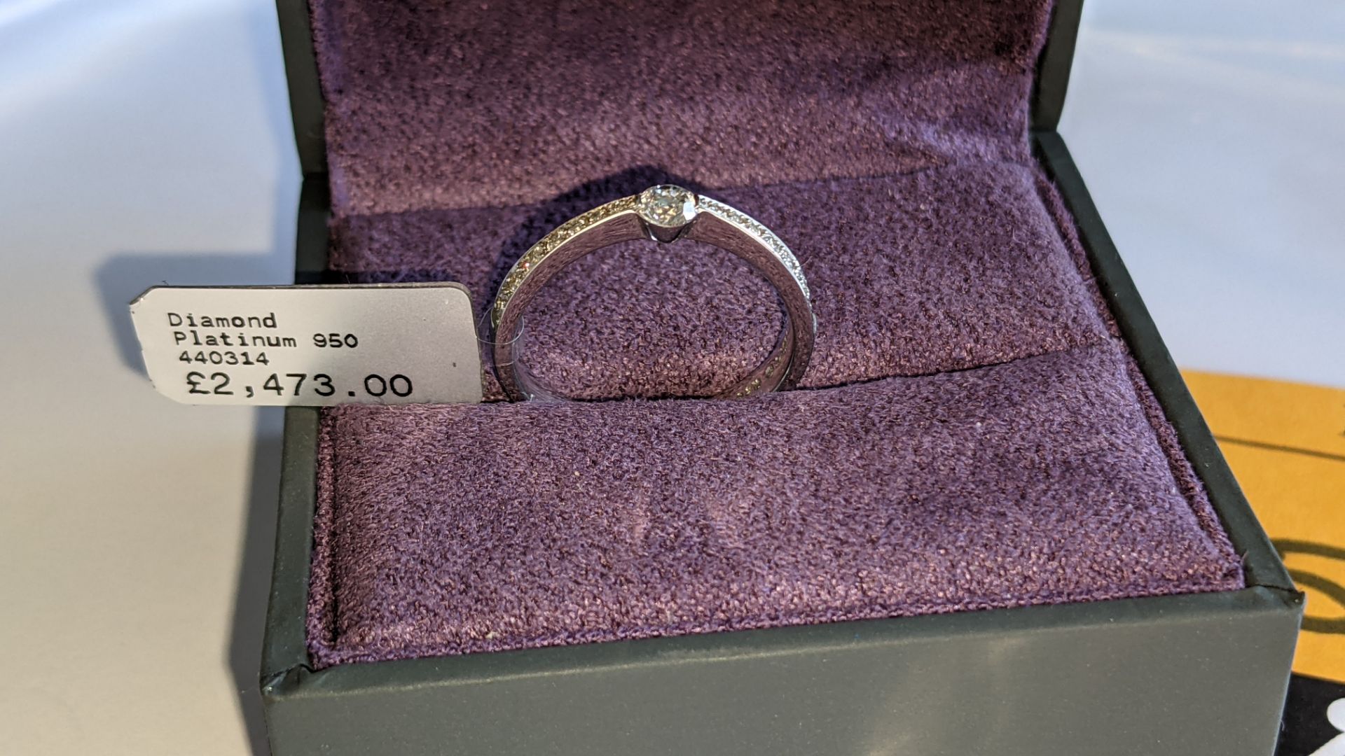 Platinum 950 & diamond ring with central 0.45ct G/Si brilliant diamonds comprising central stone plu - Image 4 of 16