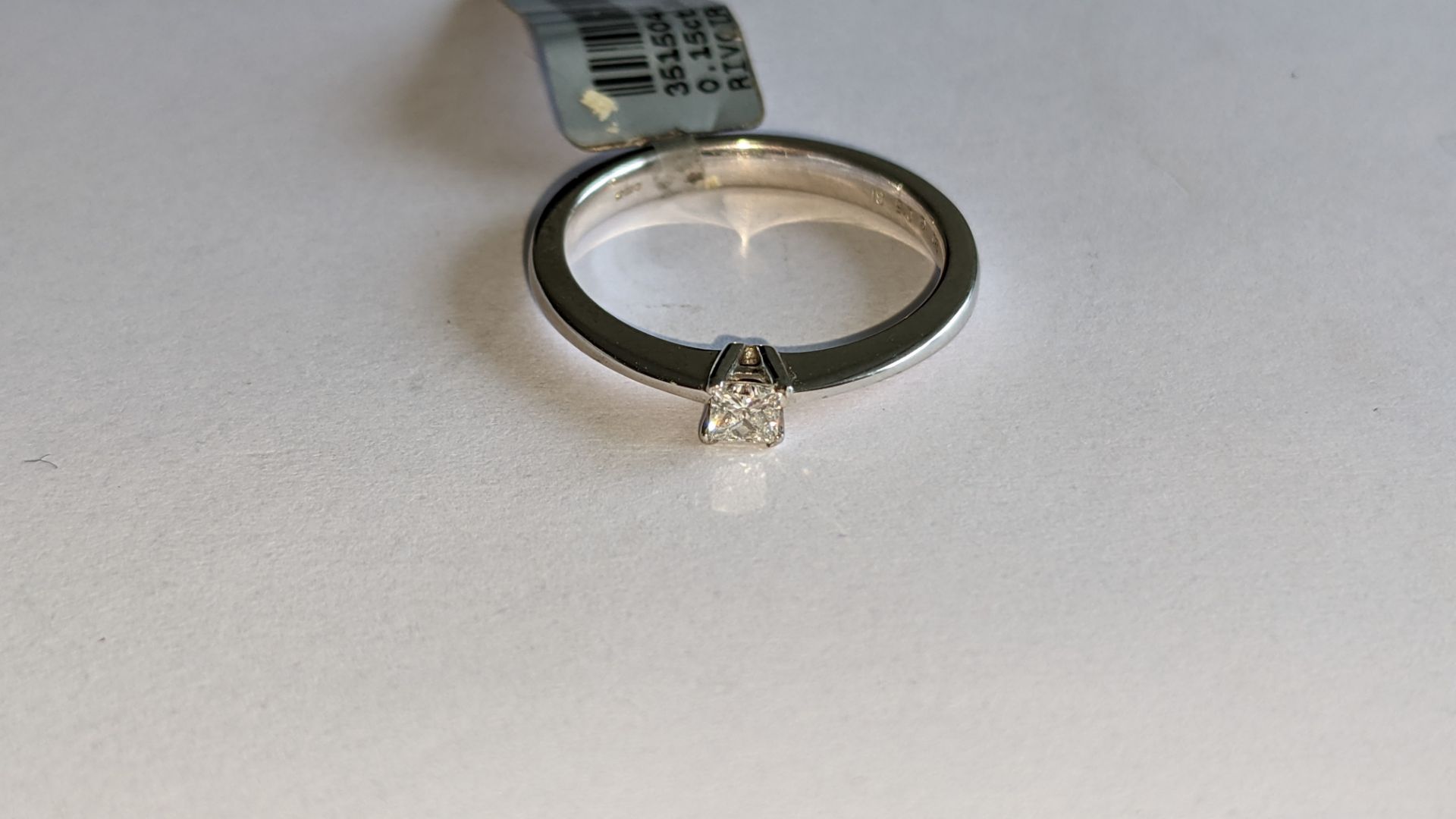 18ct white gold ring with 0.15ct G/Si central diamond. RRP £1,274 - Image 4 of 14