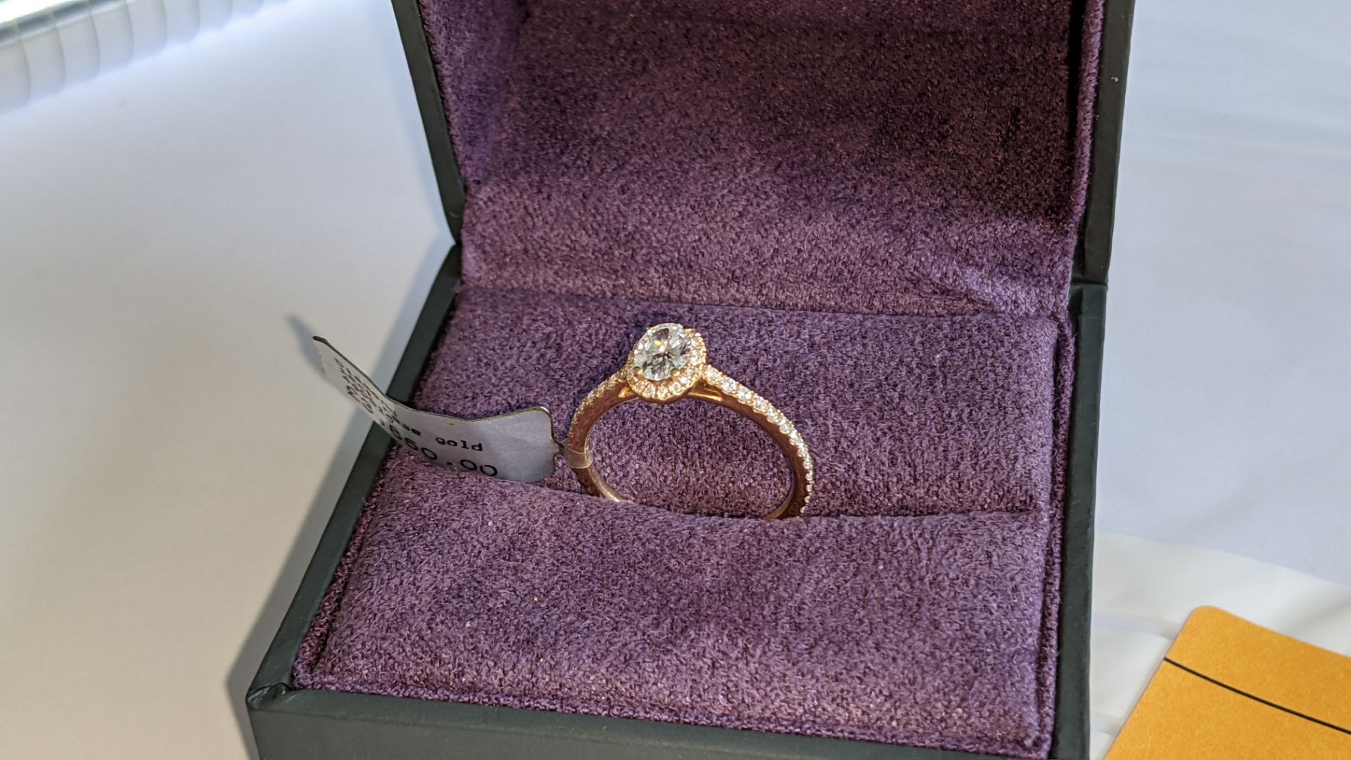 18ct rose gold ring with 0.40ct central stone & 0.43ct of additional stones around the central stone - Image 5 of 16