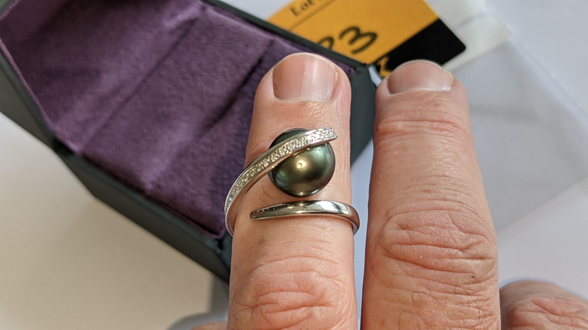 18ct white gold diamond & Tahitian pearl ring with 0.069ct of diamonds. RRP £1,933 - Image 15 of 17