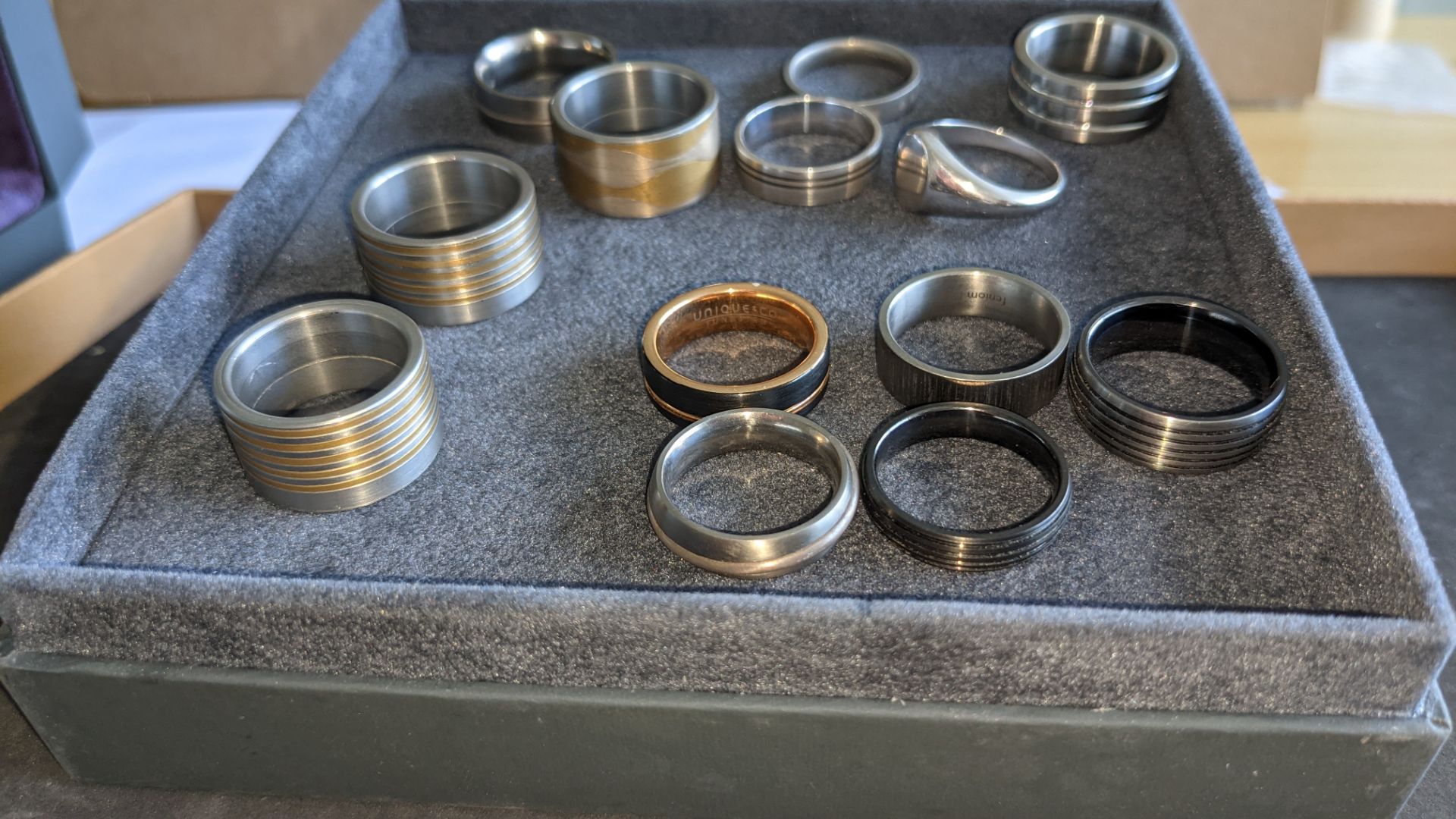 13 assorted men's rings. Understood to be made of a variety of materials including silver, stainless - Image 4 of 8