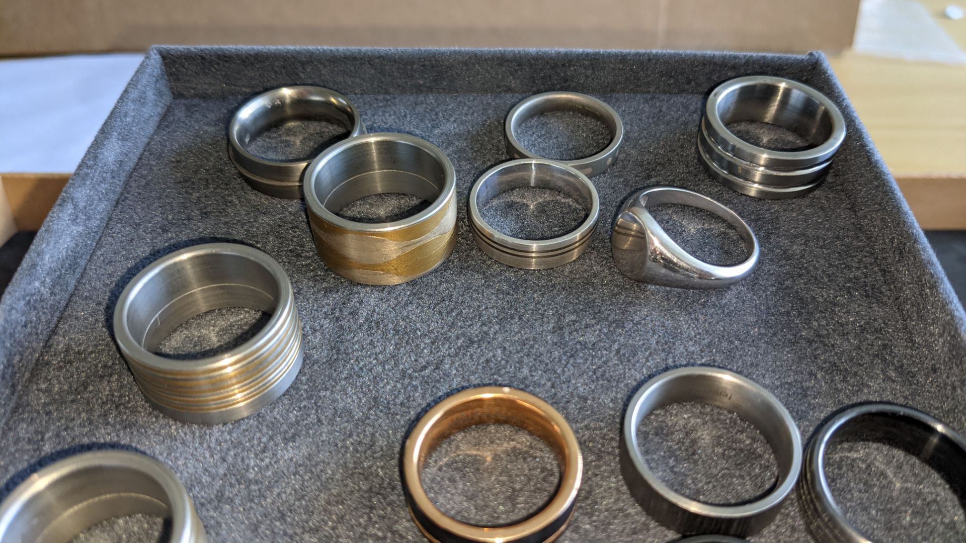 13 assorted men's rings. Understood to be made of a variety of materials including silver, stainless - Image 5 of 8