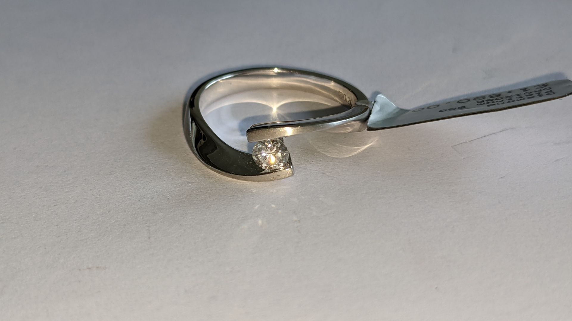 Platinum 950 ribbon ring with 0.20ct central stone. RRP £1,890 - Image 8 of 14