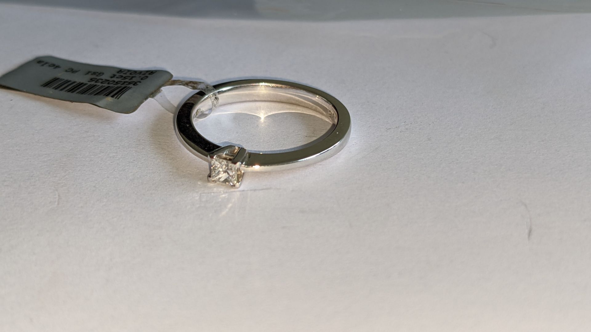 18ct white gold ring with 0.15ct G/Si central diamond. RRP £968 - Image 9 of 18