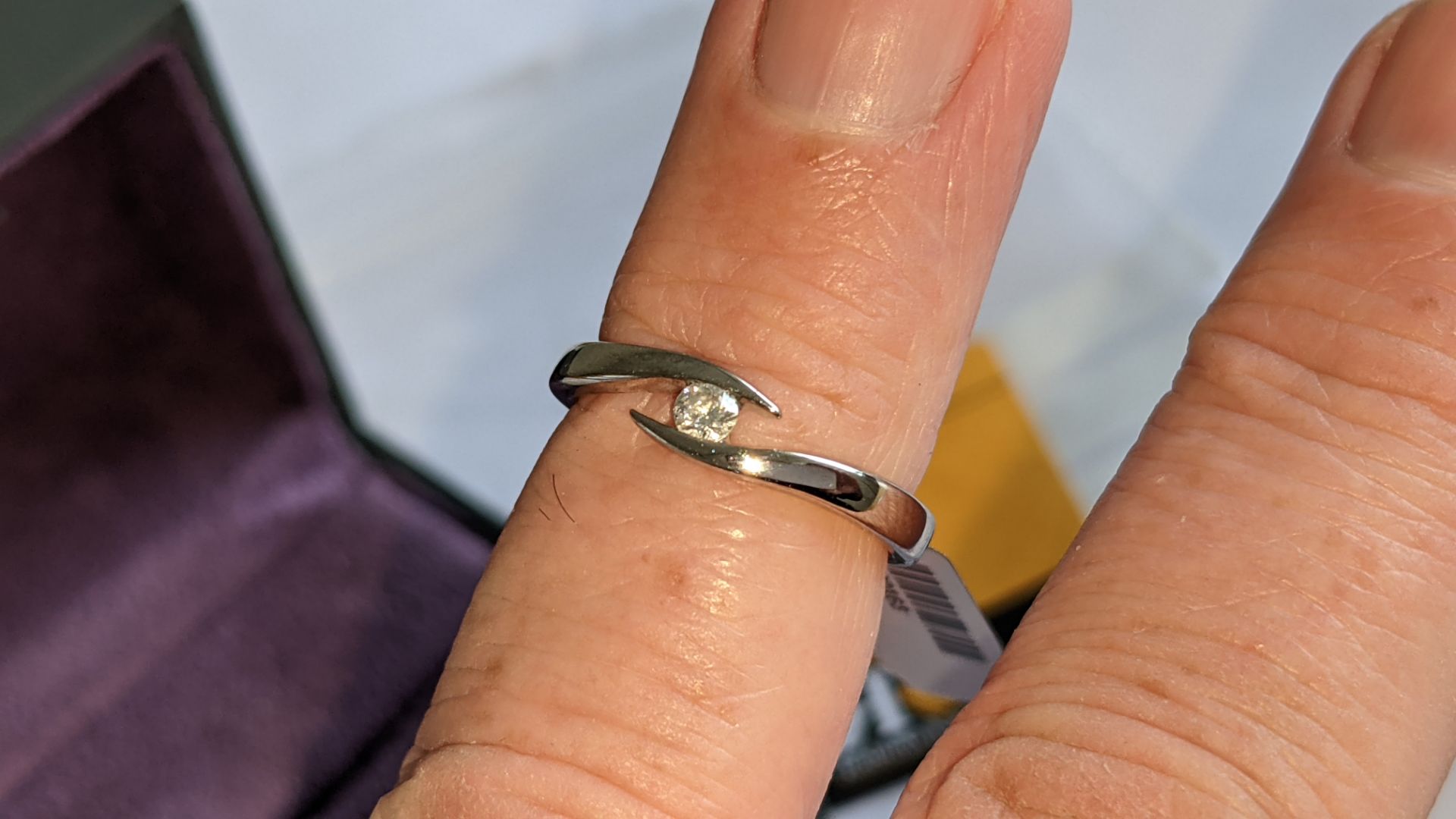 18ct white gold & diamond ring. RRP £795 - Image 18 of 20