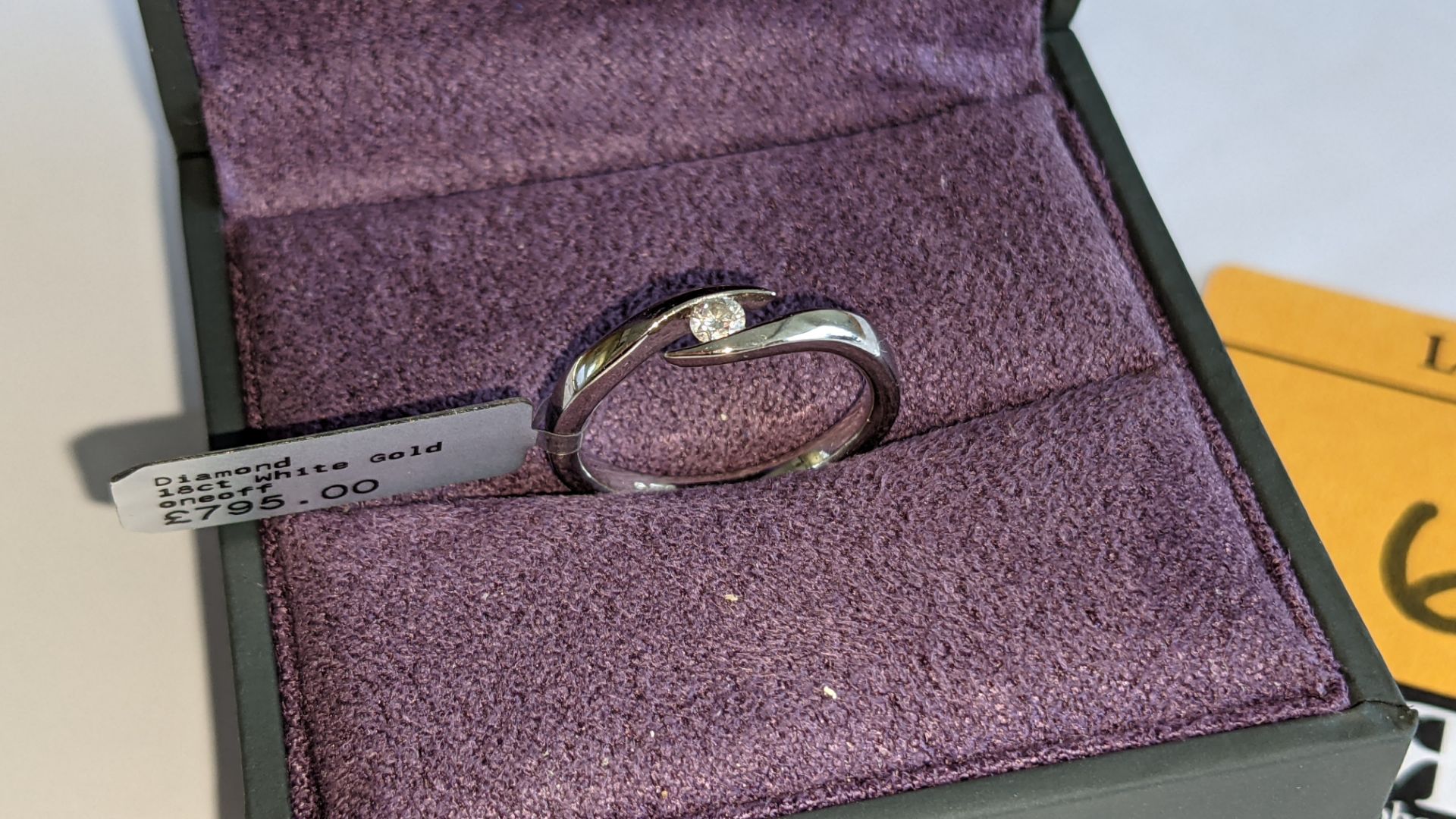 18ct white gold & diamond ring. RRP £795 - Image 3 of 20