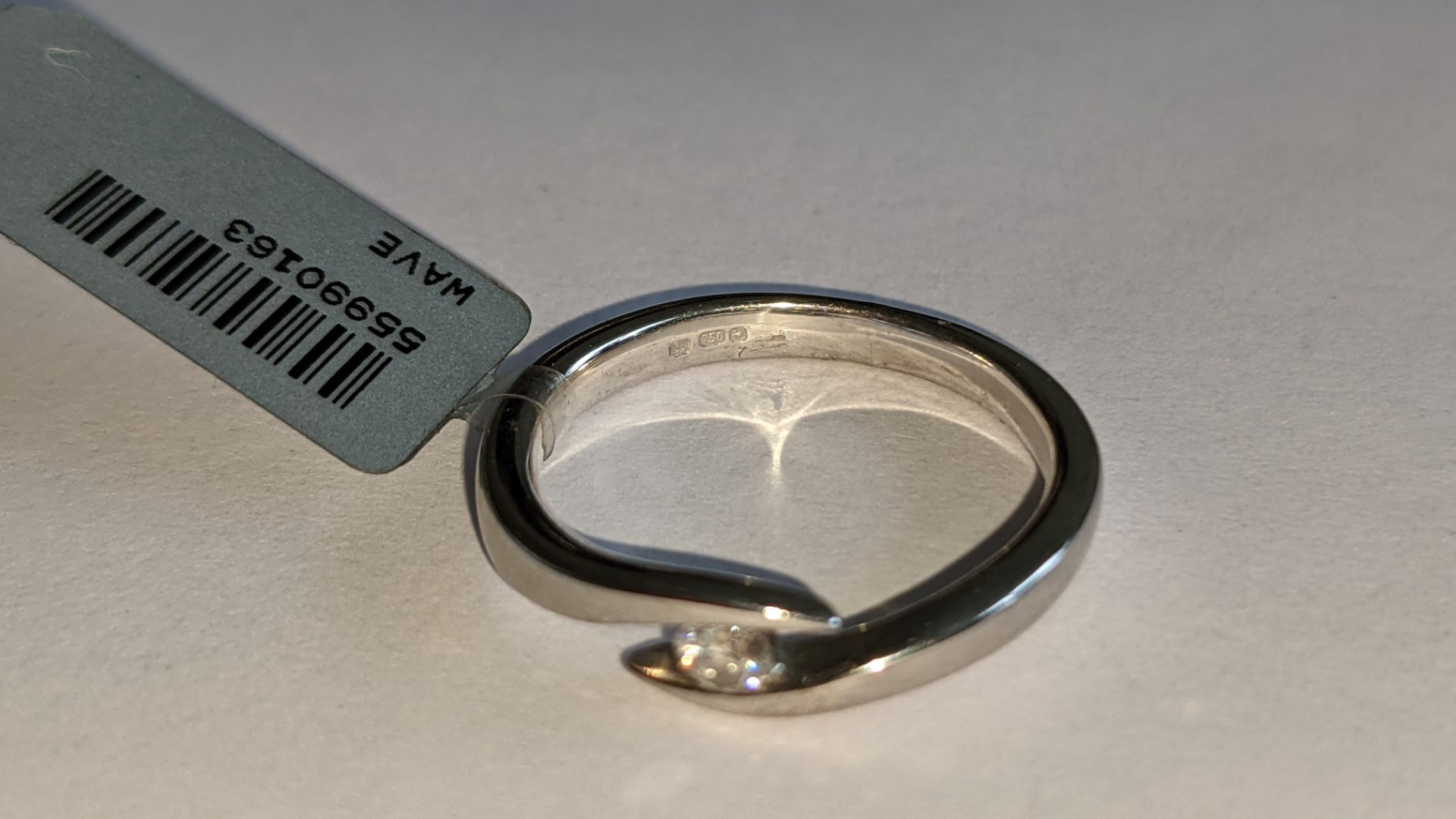 18ct white gold & diamond ring. RRP £795 - Image 12 of 20