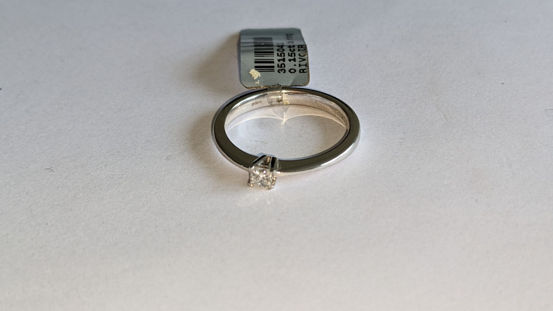 18ct white gold ring with 0.15ct G/Si central diamond. RRP £1,274 - Image 5 of 14
