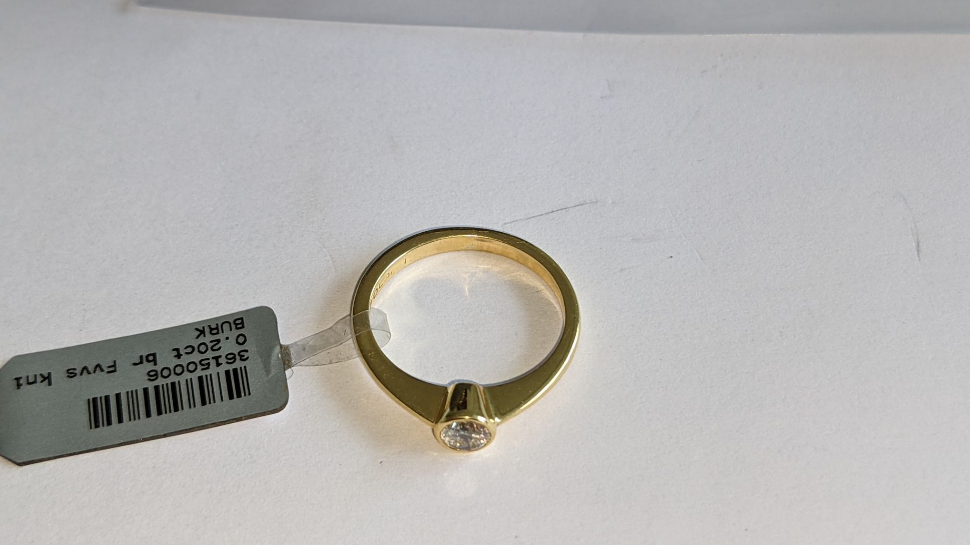 18ct yellow gold ring with 0.2ct diamond. RRP £995 - Image 4 of 15