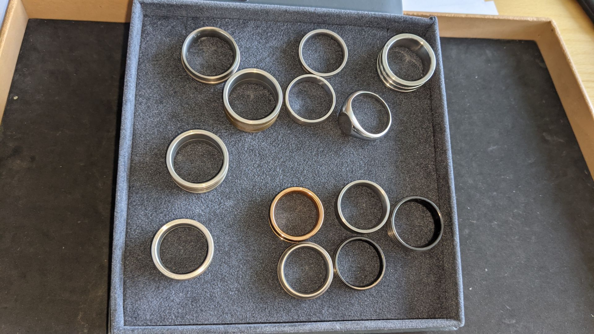 13 assorted men's rings. Understood to be made of a variety of materials including silver, stainless - Image 7 of 8