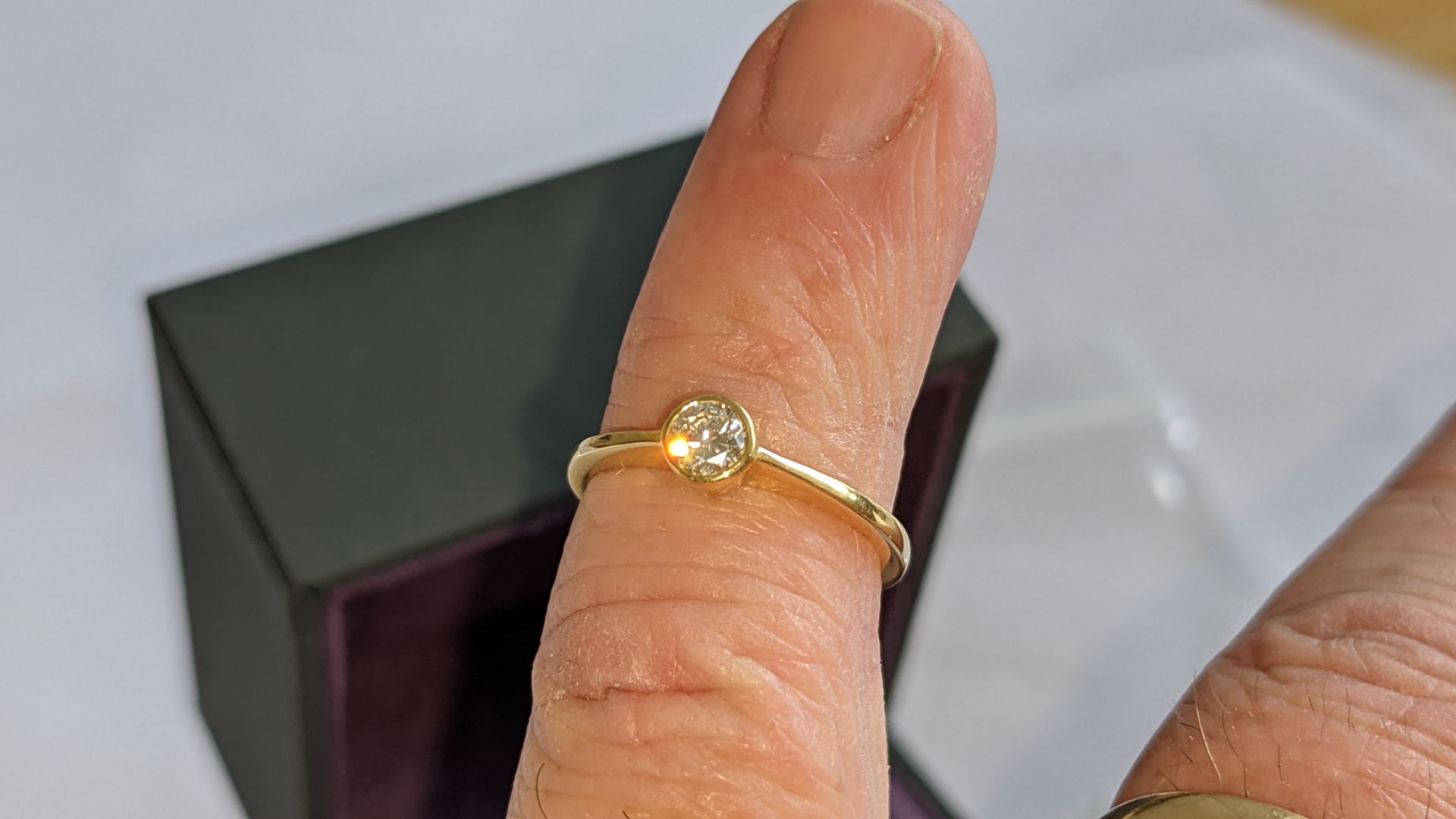 18ct yellow gold ring with 0.2ct diamond. RRP £995 - Image 10 of 15