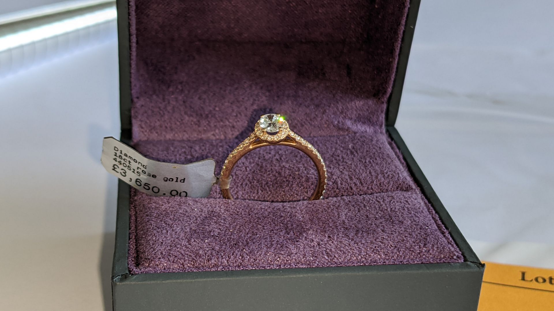 18ct rose gold ring with 0.40ct central stone & 0.43ct of additional stones around the central stone - Image 6 of 16