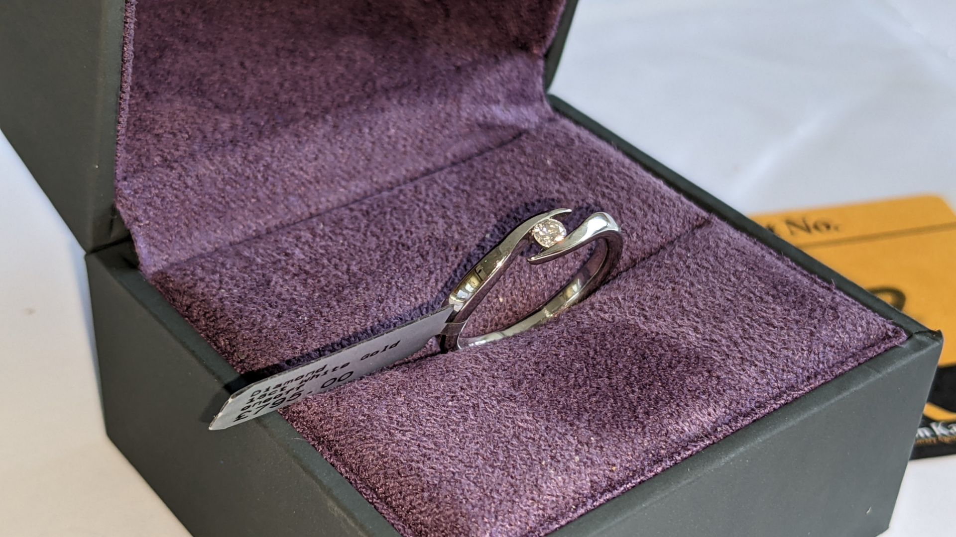 18ct white gold & diamond ring. RRP £795 - Image 8 of 20