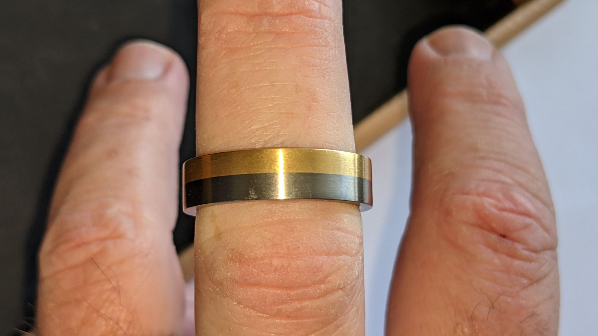 Titanium & 18ct yellow gold 6mm ring RRP £988 - Image 13 of 15