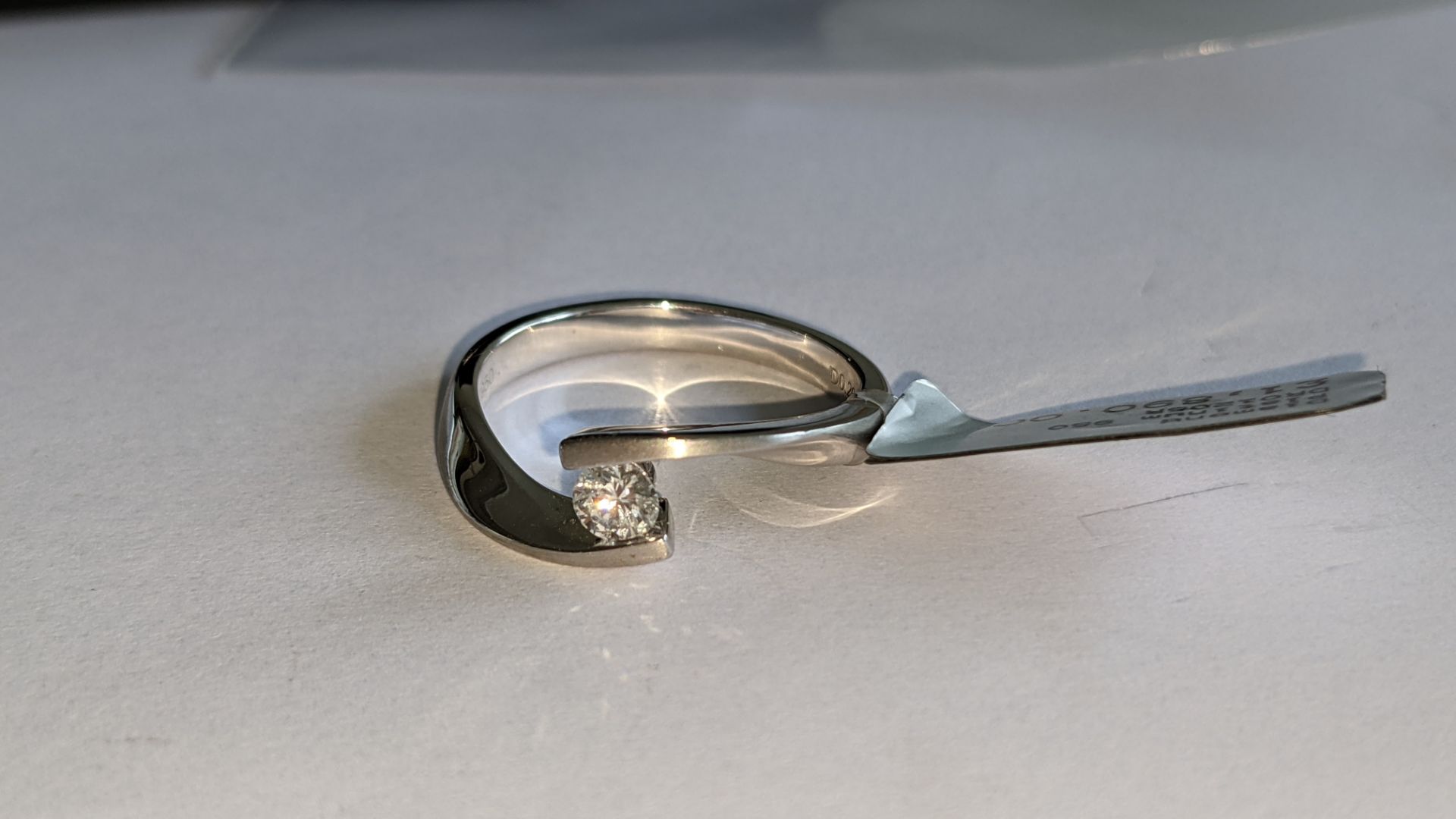 Platinum 950 ribbon ring with 0.20ct central stone. RRP £1,890 - Image 7 of 14