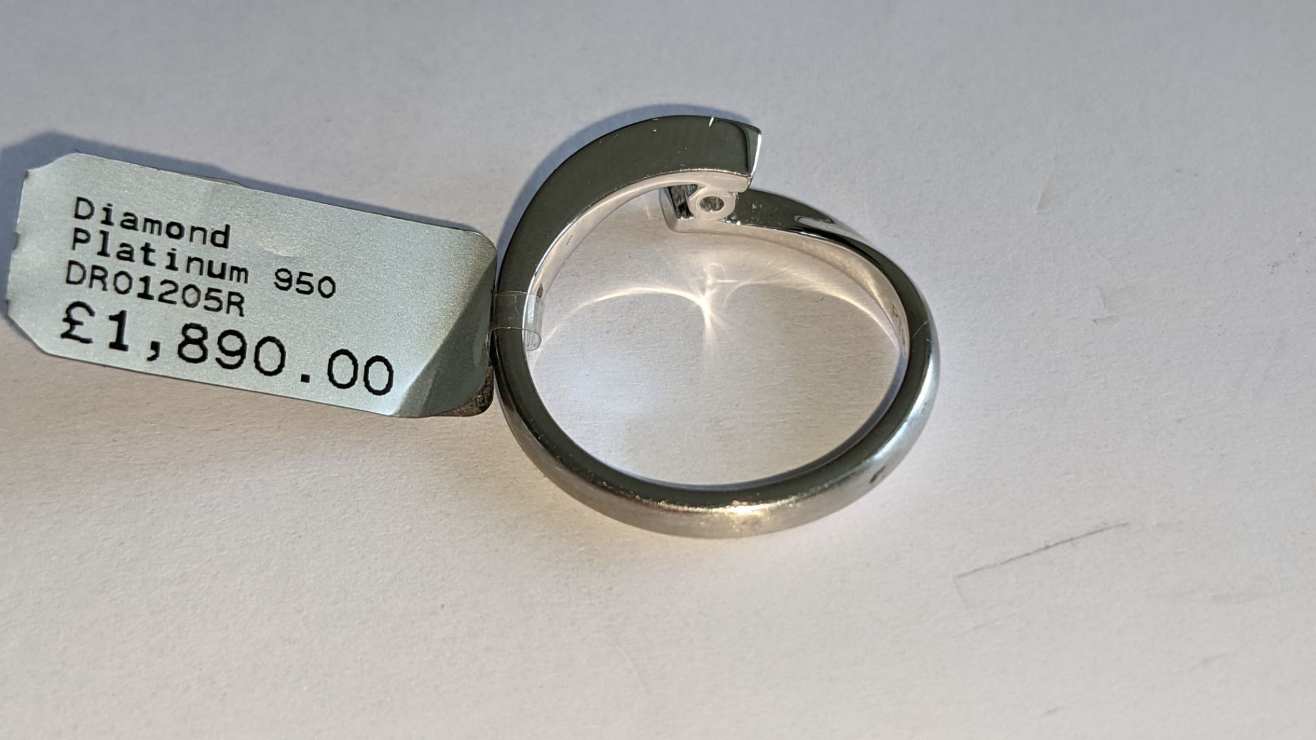 Platinum 950 ribbon ring with 0.20ct central stone. RRP £1,890 - Image 6 of 14