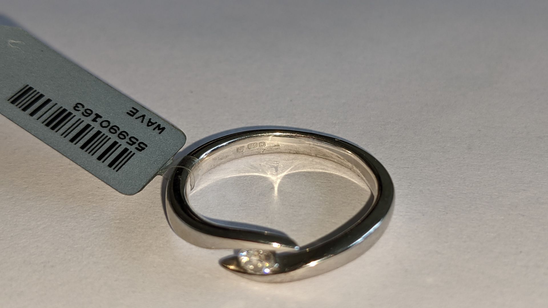 18ct white gold & diamond ring. RRP £795 - Image 13 of 20