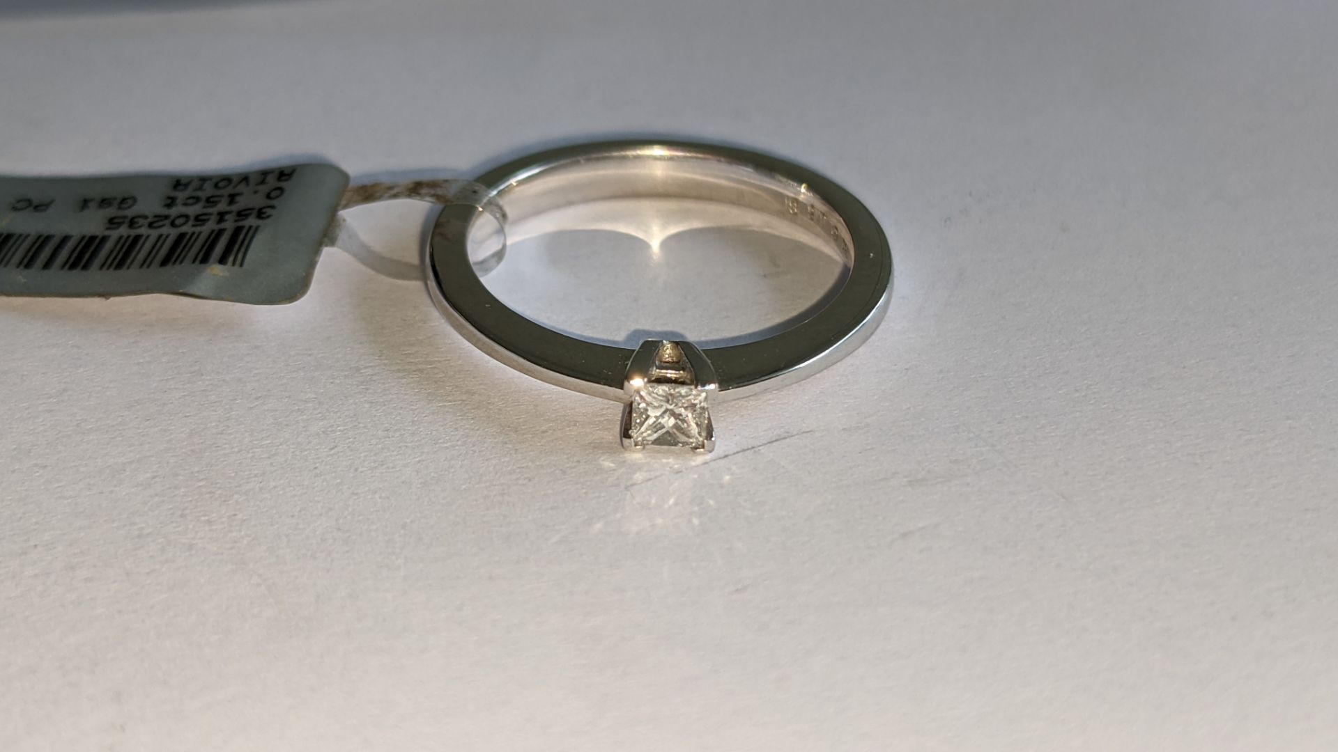 18ct white gold ring with 0.15ct G/Si central diamond. RRP £968 - Image 7 of 18