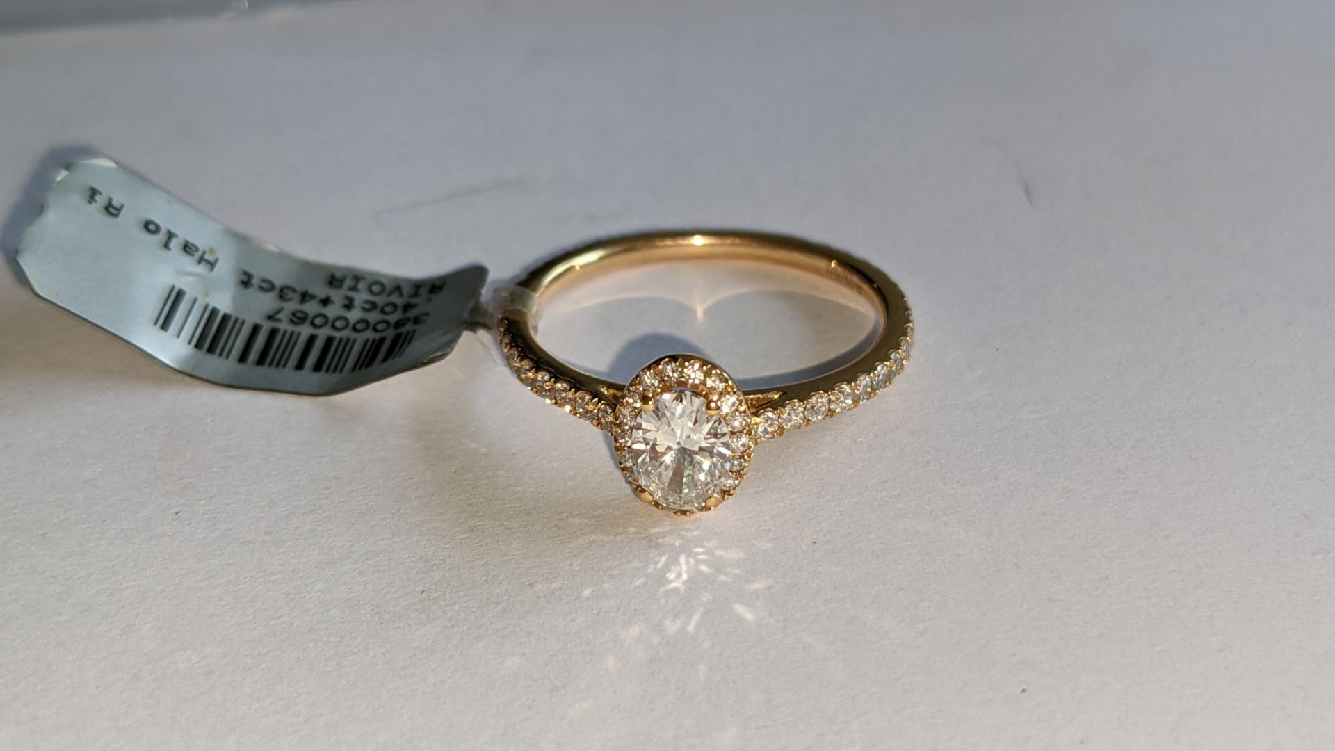 18ct rose gold ring with 0.40ct central stone & 0.43ct of additional stones around the central stone - Image 7 of 16