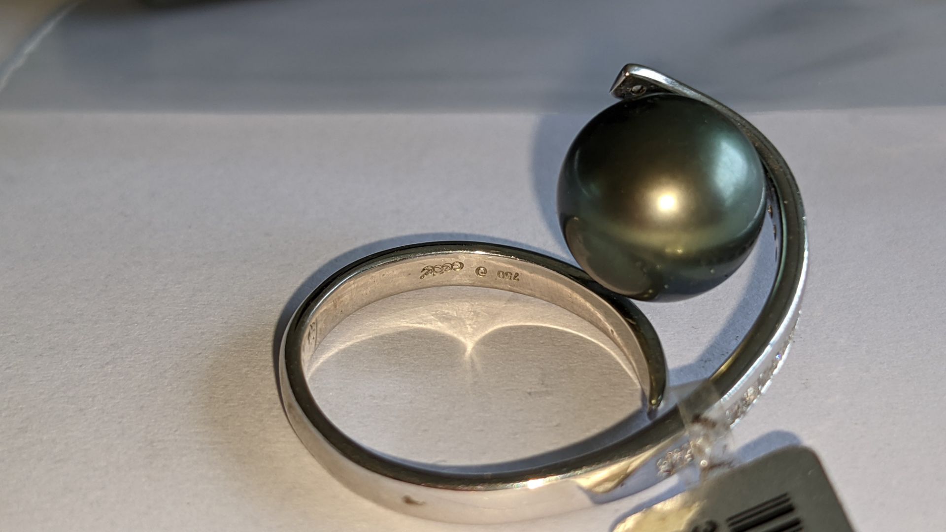 18ct white gold diamond & Tahitian pearl ring with 0.069ct of diamonds. RRP £1,933 - Image 12 of 17