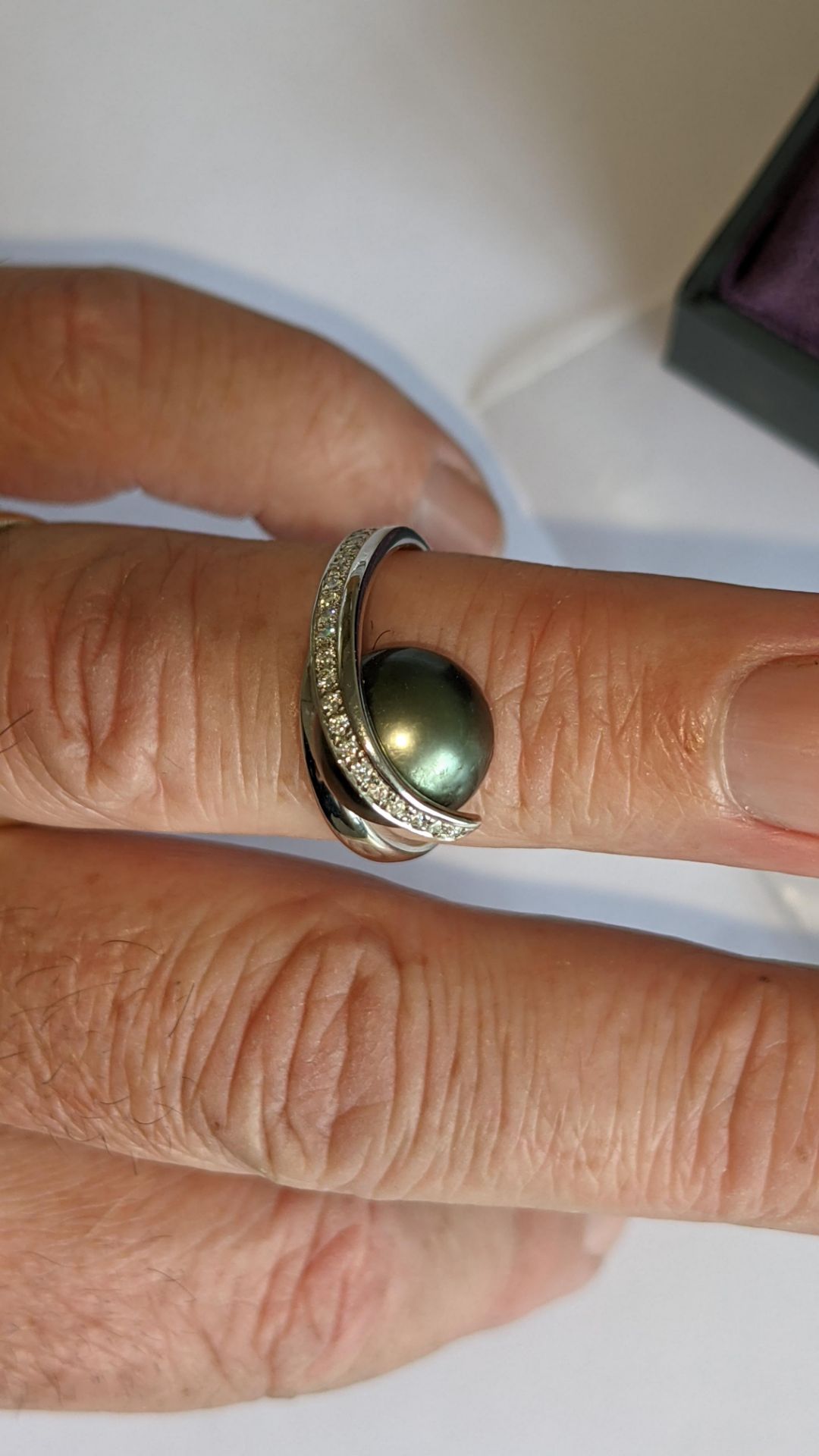 18ct white gold diamond & Tahitian pearl ring with 0.069ct of diamonds. RRP £1,933 - Image 17 of 17