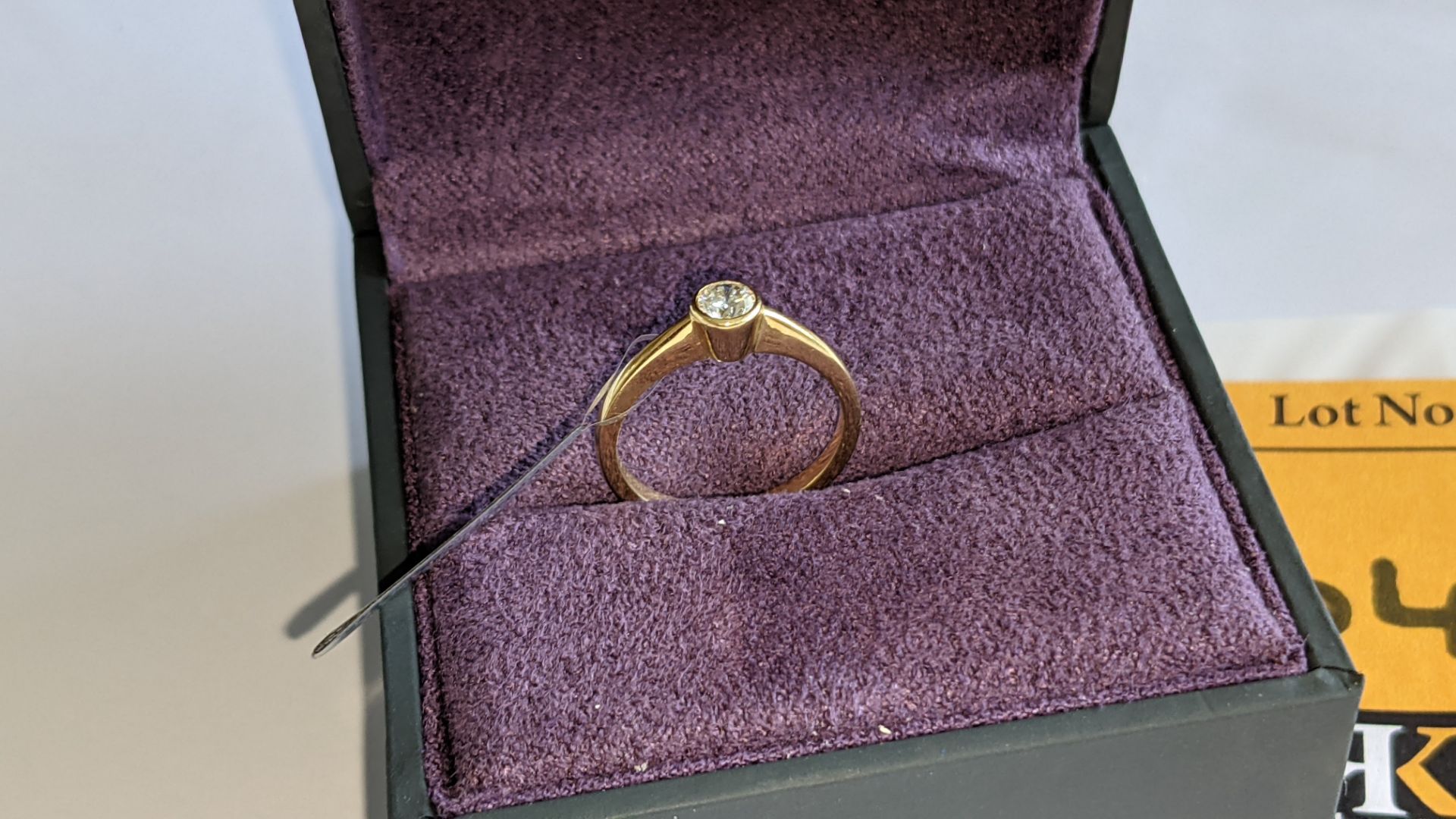 18ct yellow gold ring with 0.2ct diamond. RRP £995 - Image 14 of 15