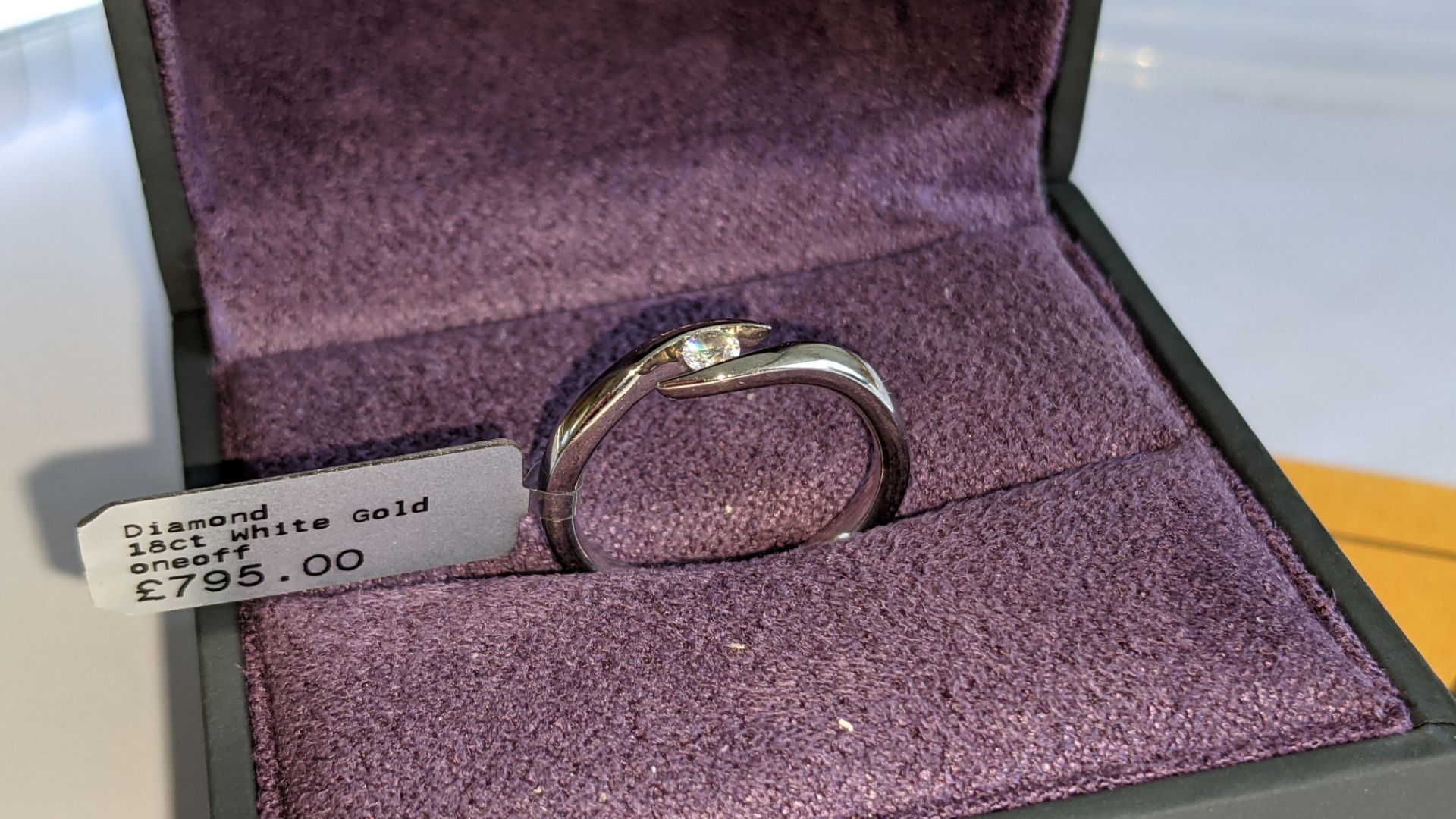 18ct white gold & diamond ring. RRP £795 - Image 2 of 20