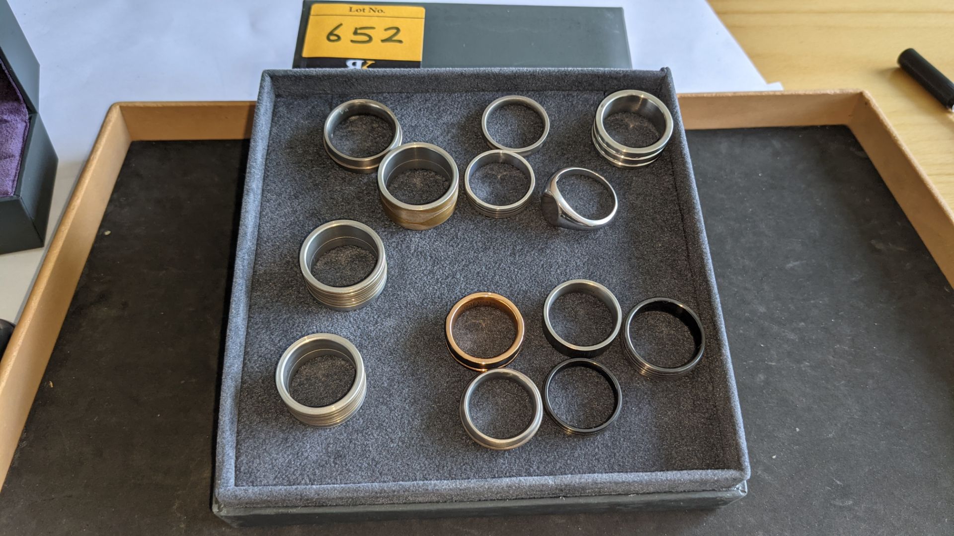 13 assorted men's rings. Understood to be made of a variety of materials including silver, stainless - Image 2 of 8