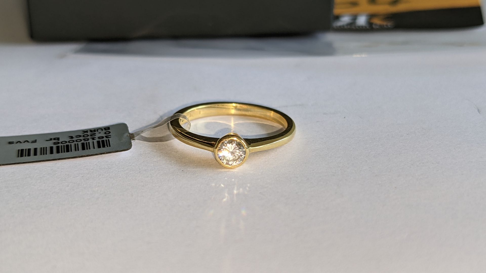 18ct yellow gold ring with 0.2ct diamond. RRP £995 - Image 3 of 15