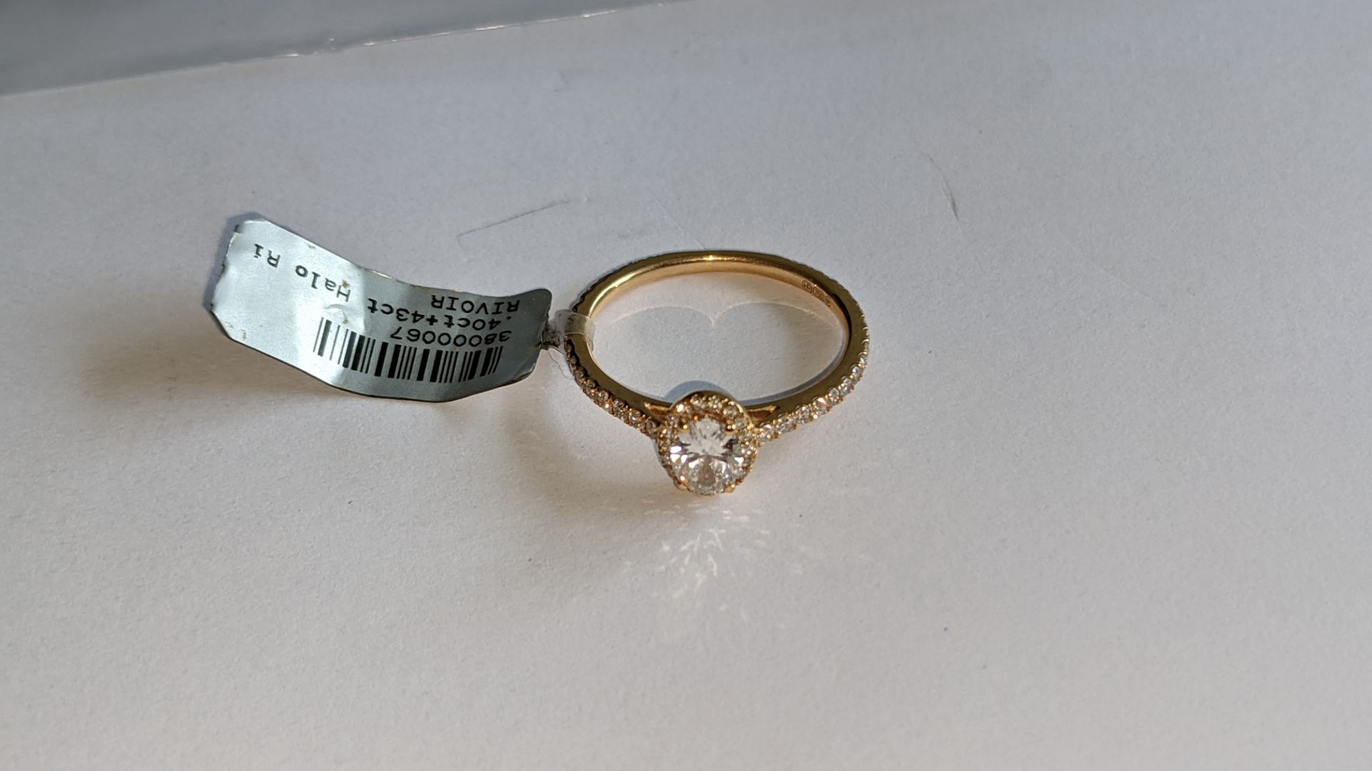 18ct rose gold ring with 0.40ct central stone & 0.43ct of additional stones around the central stone - Image 9 of 16