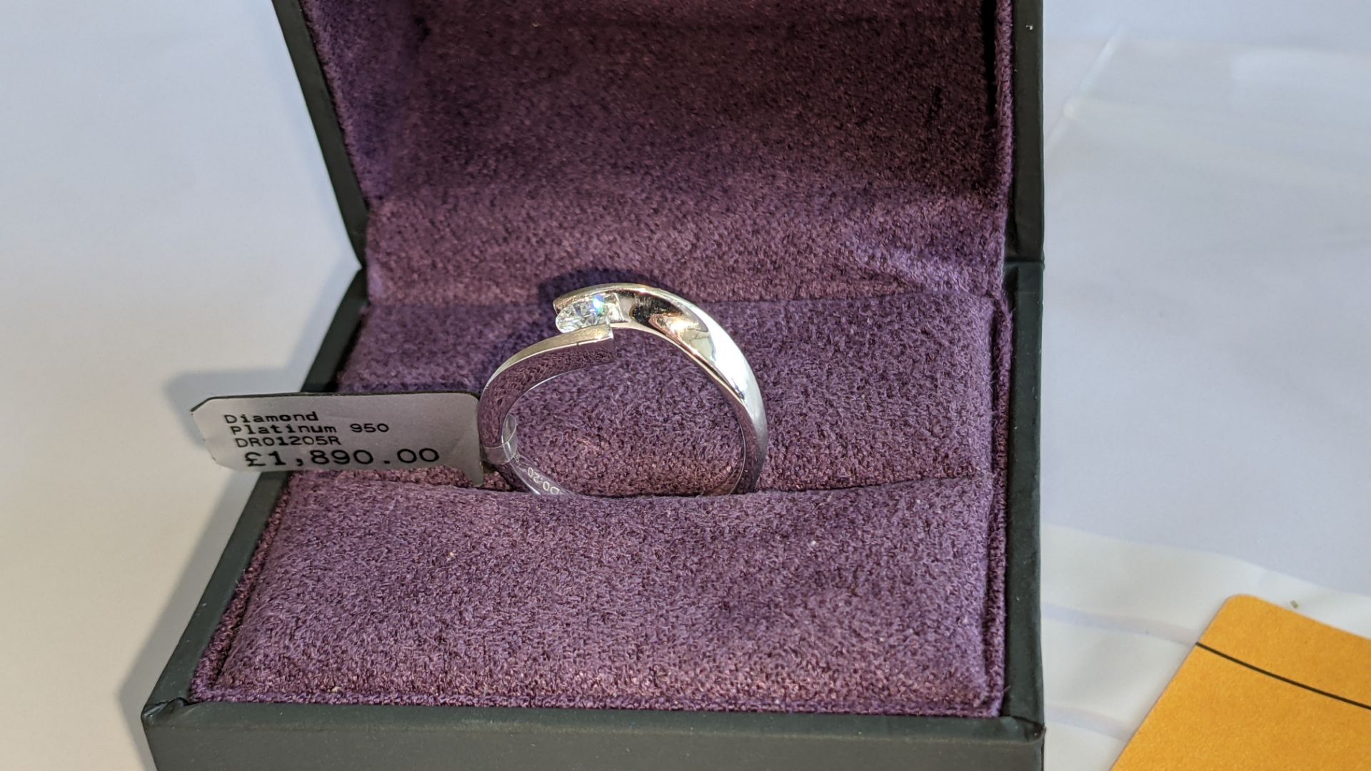 Platinum 950 ribbon ring with 0.20ct central stone. RRP £1,890 - Image 4 of 14