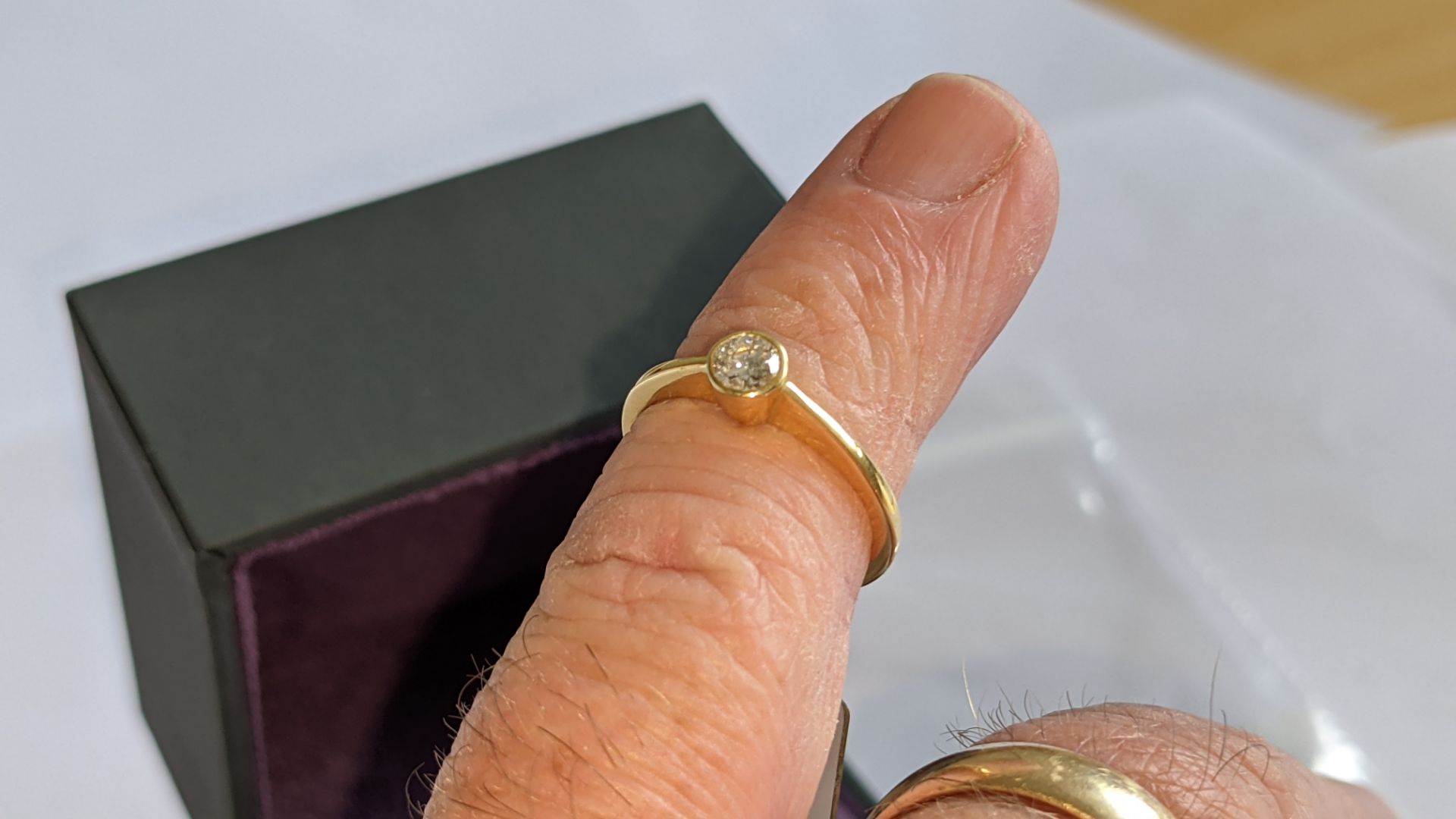 18ct yellow gold ring with 0.2ct diamond. RRP £995 - Image 9 of 15