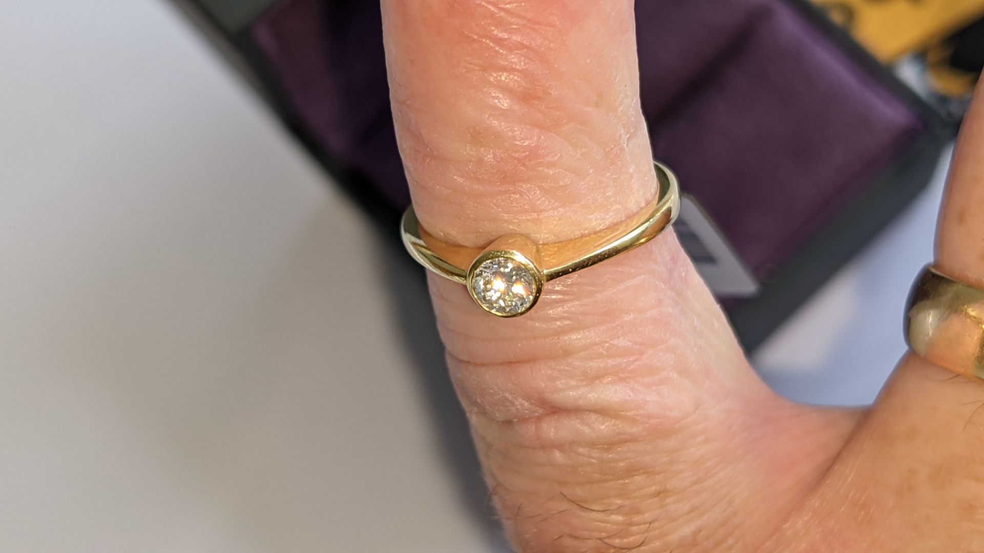 18ct yellow gold ring with 0.2ct diamond. RRP £995 - Image 11 of 15