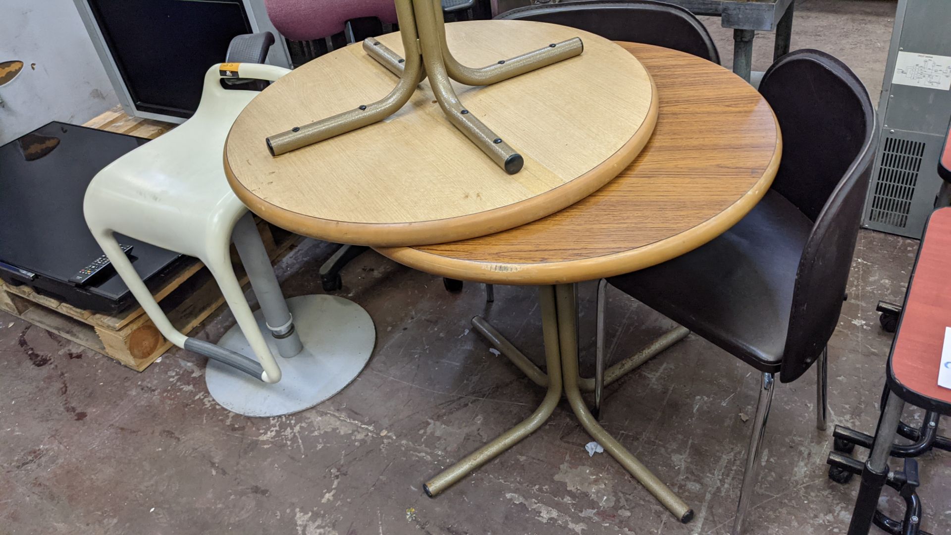 Mixed furniture lot comprising 2 off round tables, 2 off chairs with curved backs, 1 off barstool & - Image 6 of 10