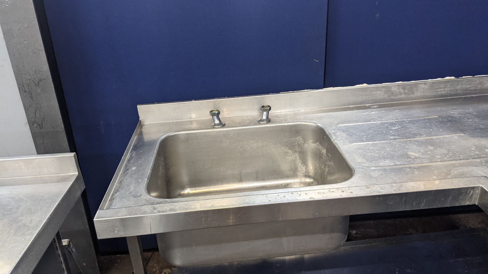 Stainless steel corner sink arrangement with max. external dimensions circa 1700mm x 1250mm x 960mm - Image 4 of 6