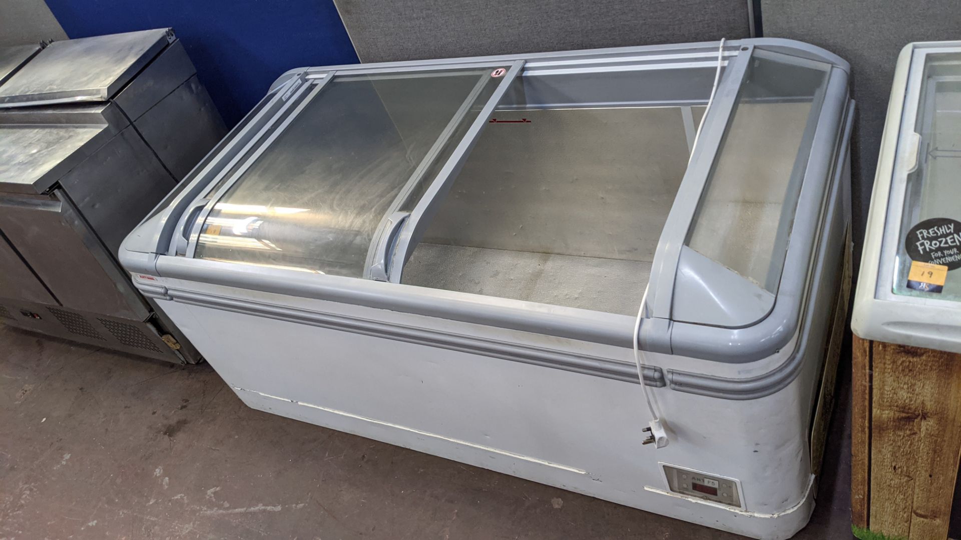 AHT very large clear topped chest freezer measuring 1830mm x 850mm - Image 5 of 7