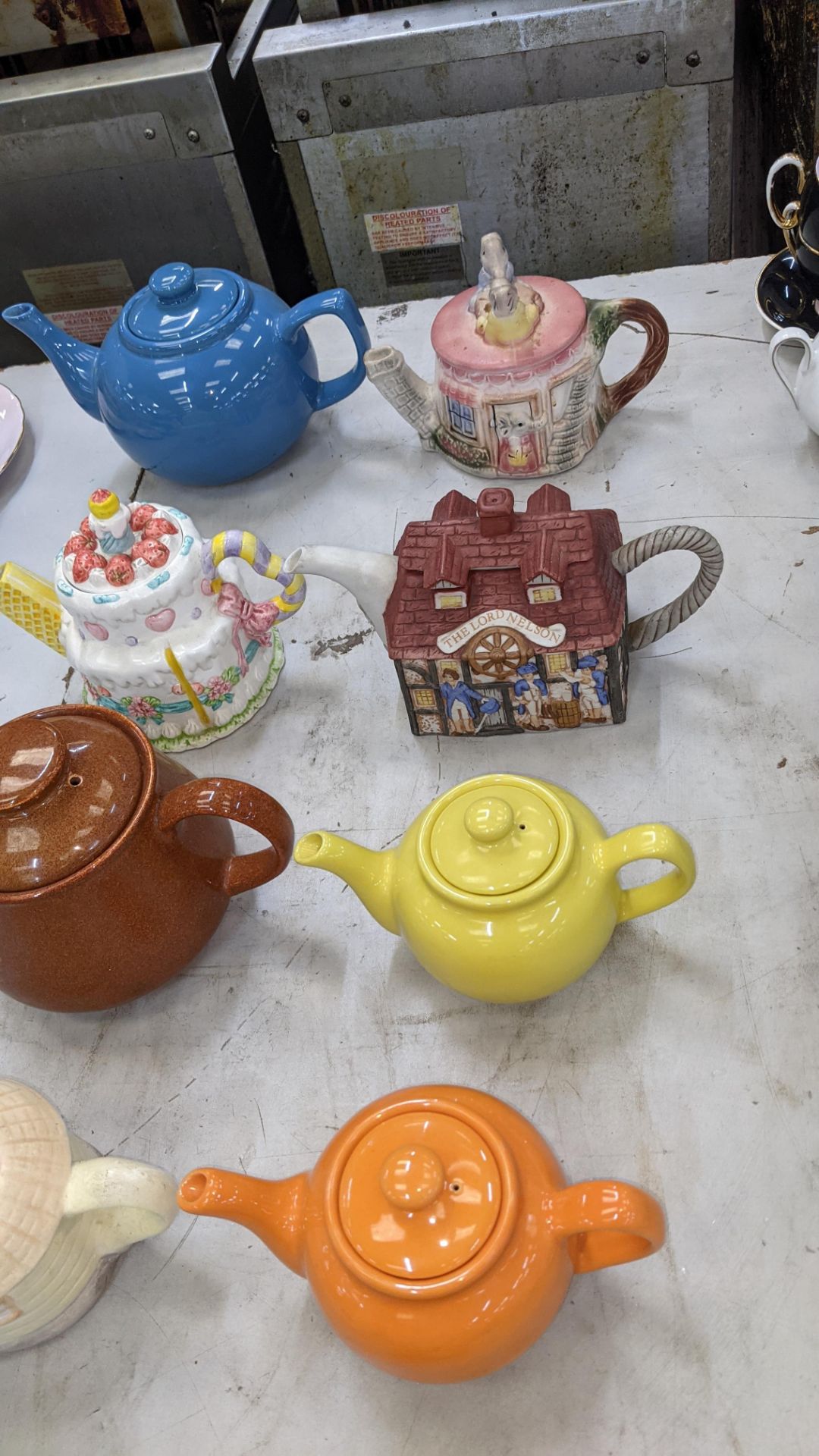 10 assorted novelty teapots - Image 4 of 6