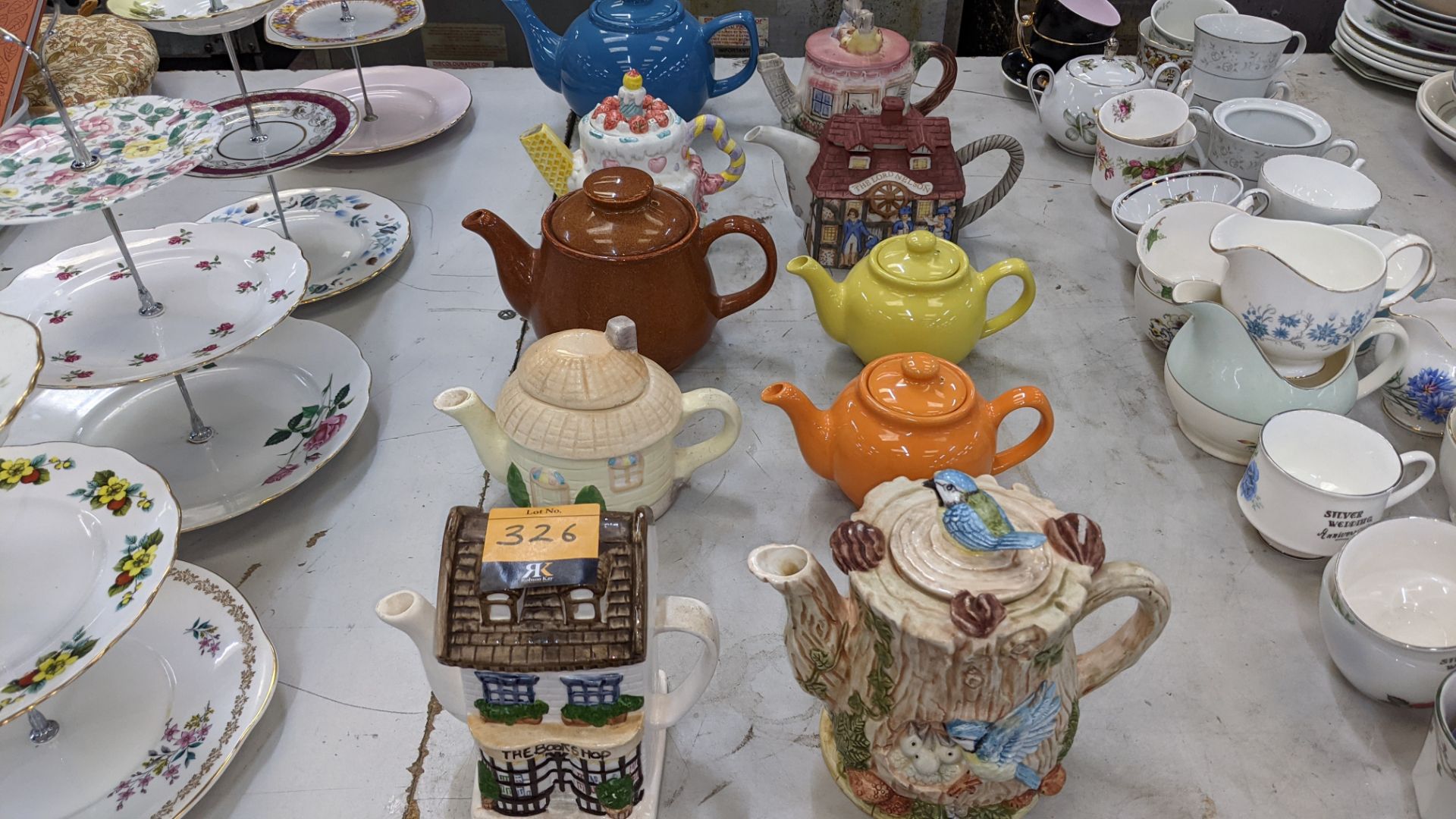 10 assorted novelty teapots - Image 2 of 6
