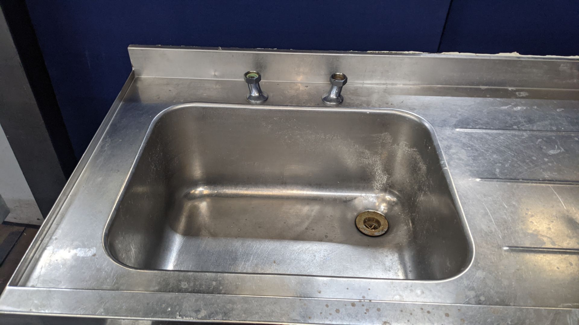 Stainless steel corner sink arrangement with max. external dimensions circa 1700mm x 1250mm x 960mm - Image 5 of 6