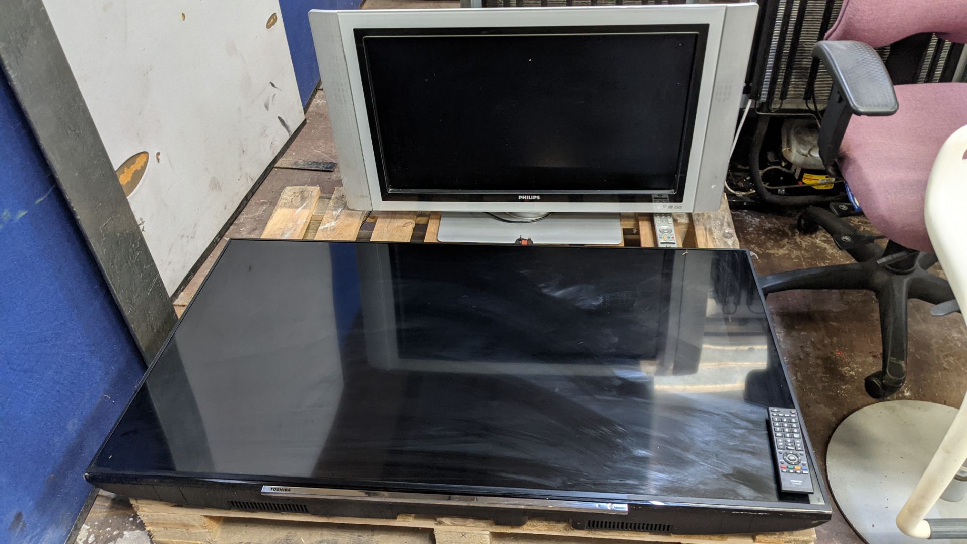 Pair of flat panel TVs comprising Toshiba 55" widescreen LCD TV with damaged screen & remote control - Image 2 of 10