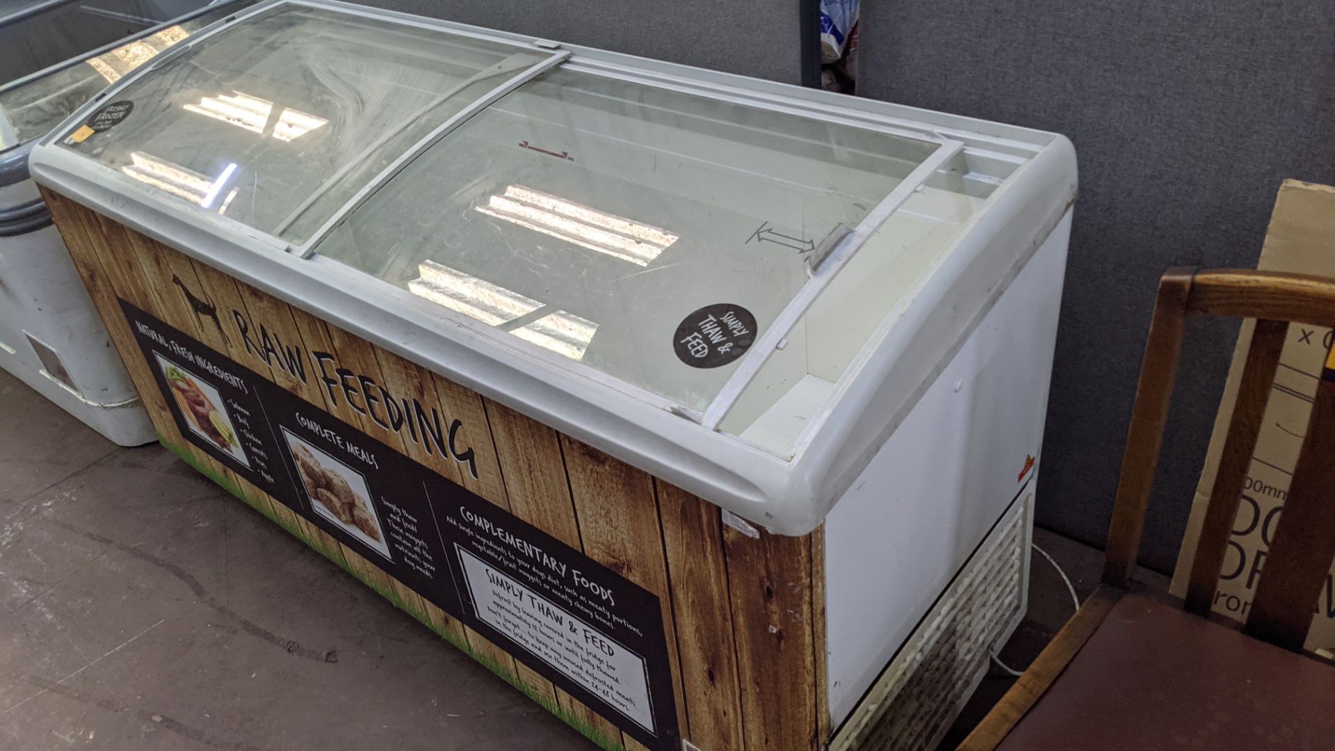 Clear topped chest freezer on wheels measuring approx. 1550mm x 660mm - Image 3 of 7