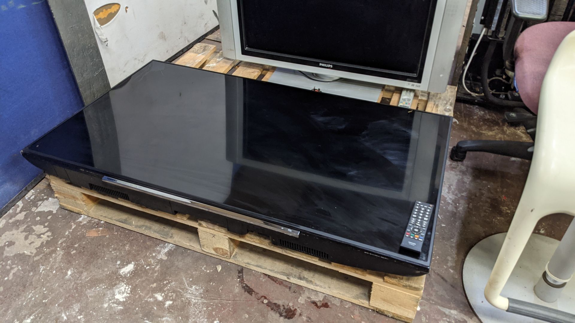 Pair of flat panel TVs comprising Toshiba 55" widescreen LCD TV with damaged screen & remote control - Image 7 of 10