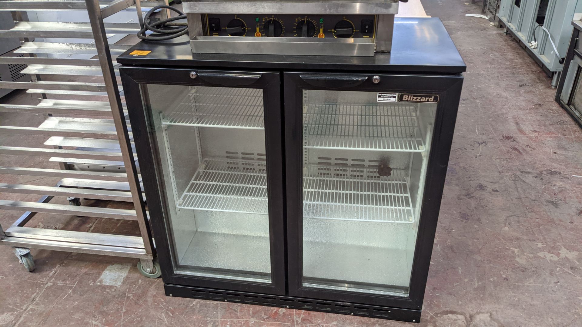 Blizzard black back bar/bottle fridge with twin clear doors - Image 3 of 6