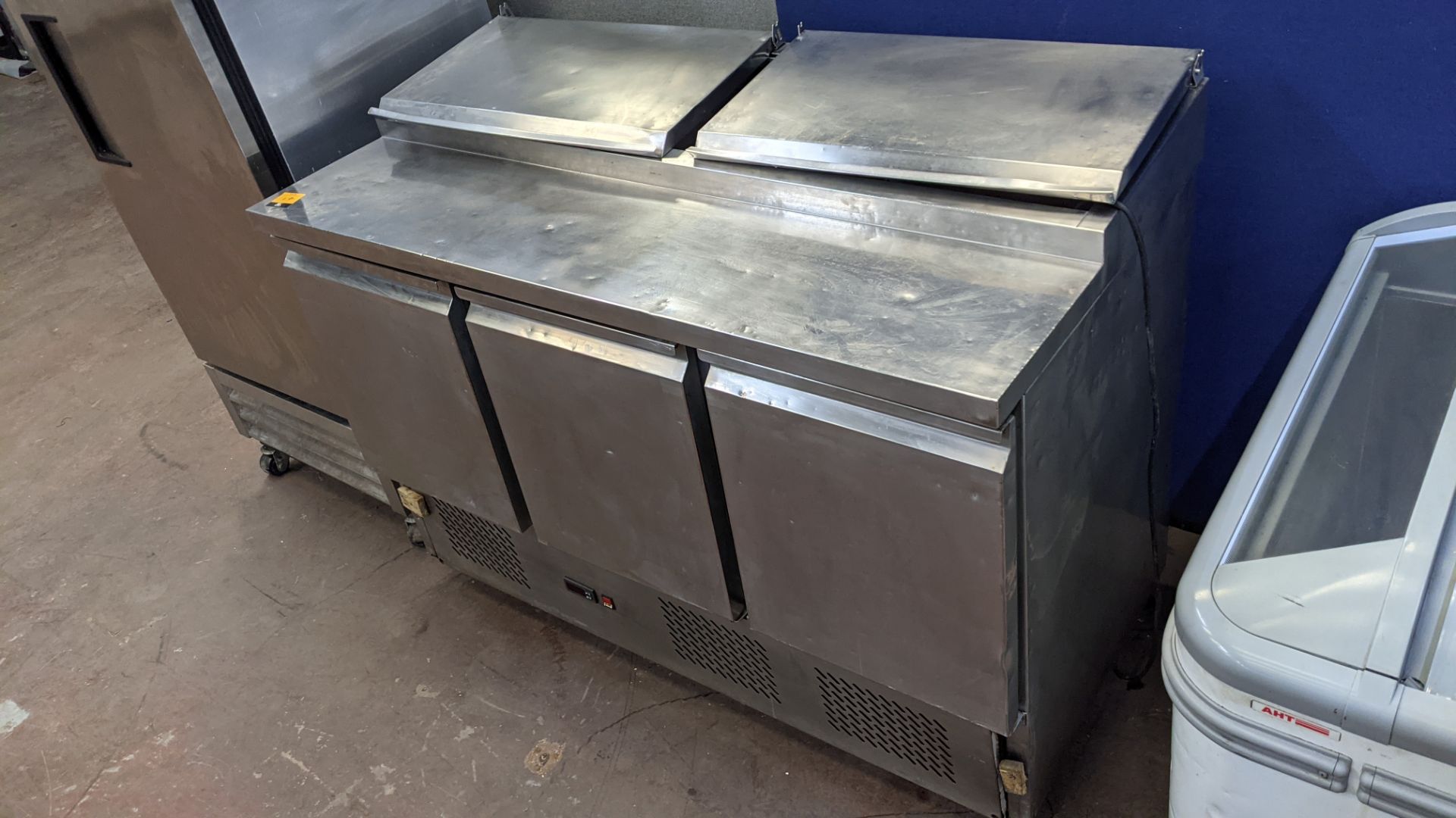 Empire, model P5300, stainless steel mobile refrigerated prep cabinet with 3 doors across the front - Image 3 of 9