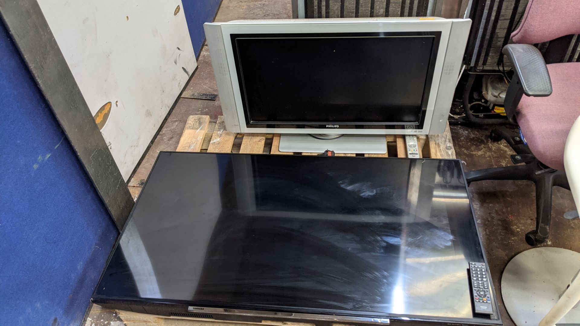 Pair of flat panel TVs comprising Toshiba 55" widescreen LCD TV with damaged screen & remote control - Image 3 of 10