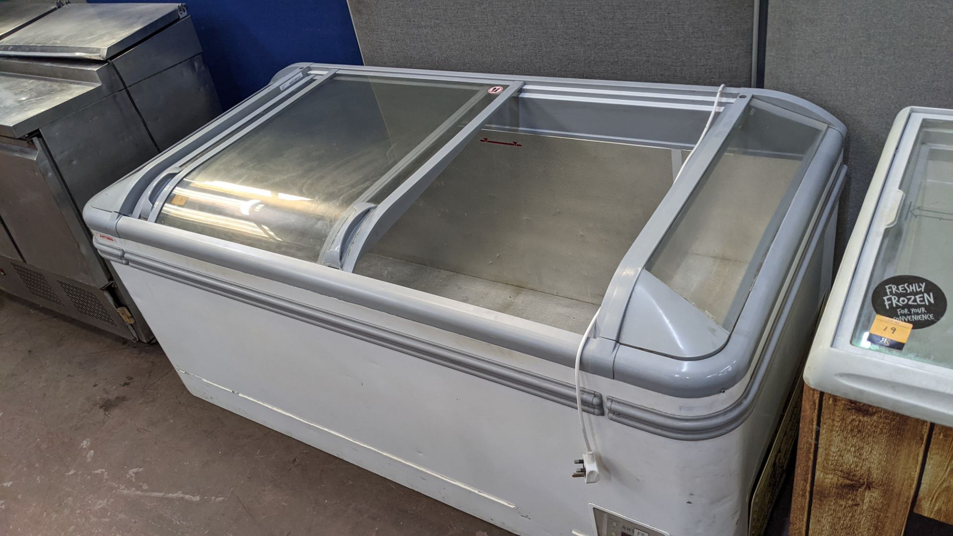 AHT very large clear topped chest freezer measuring 1830mm x 850mm - Image 4 of 7